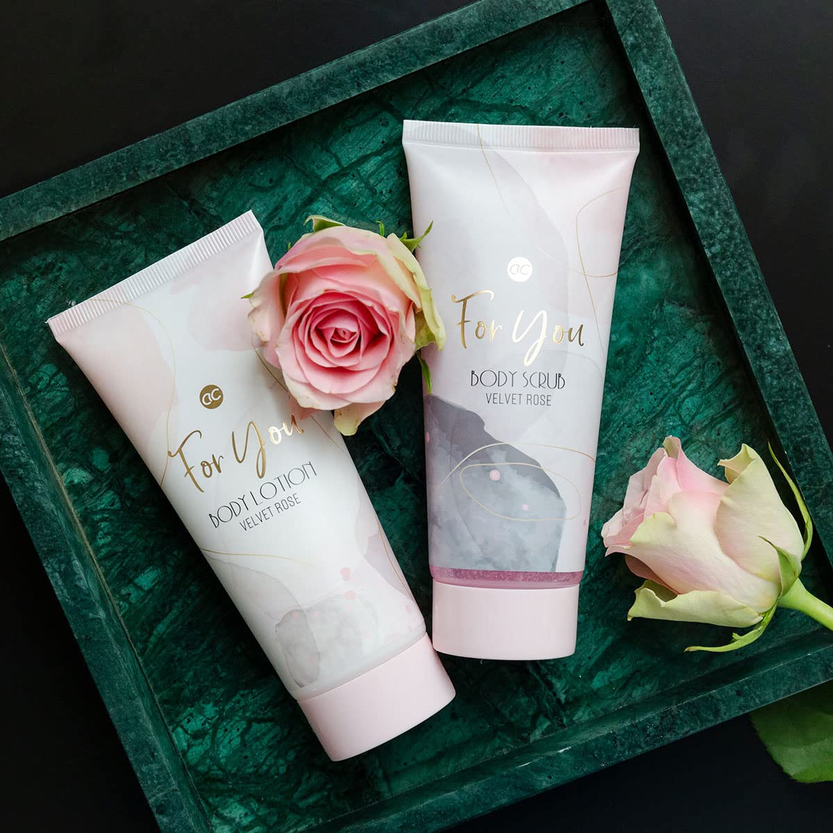 Set da bagno Accentra PINK ROSE in borsa, gel doccia, lozione per il corpo, bagnoschiuma, scrub corpo, sapone, bomba da bagno, spugna e guanto esfoliante, set regalo benessere per donna