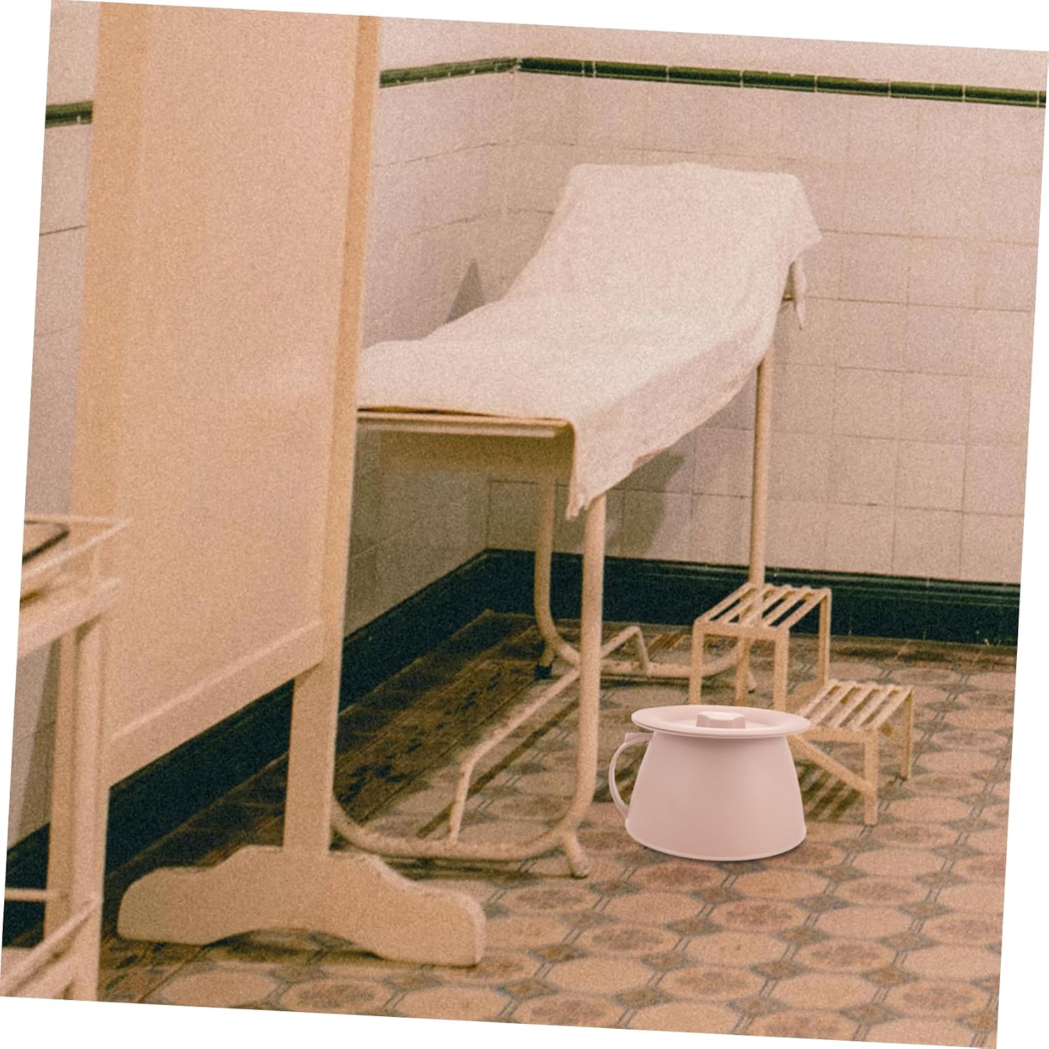 Ergonomic Portable Urinal for Women Thickened Spittoon Lid and Non-Slip Base