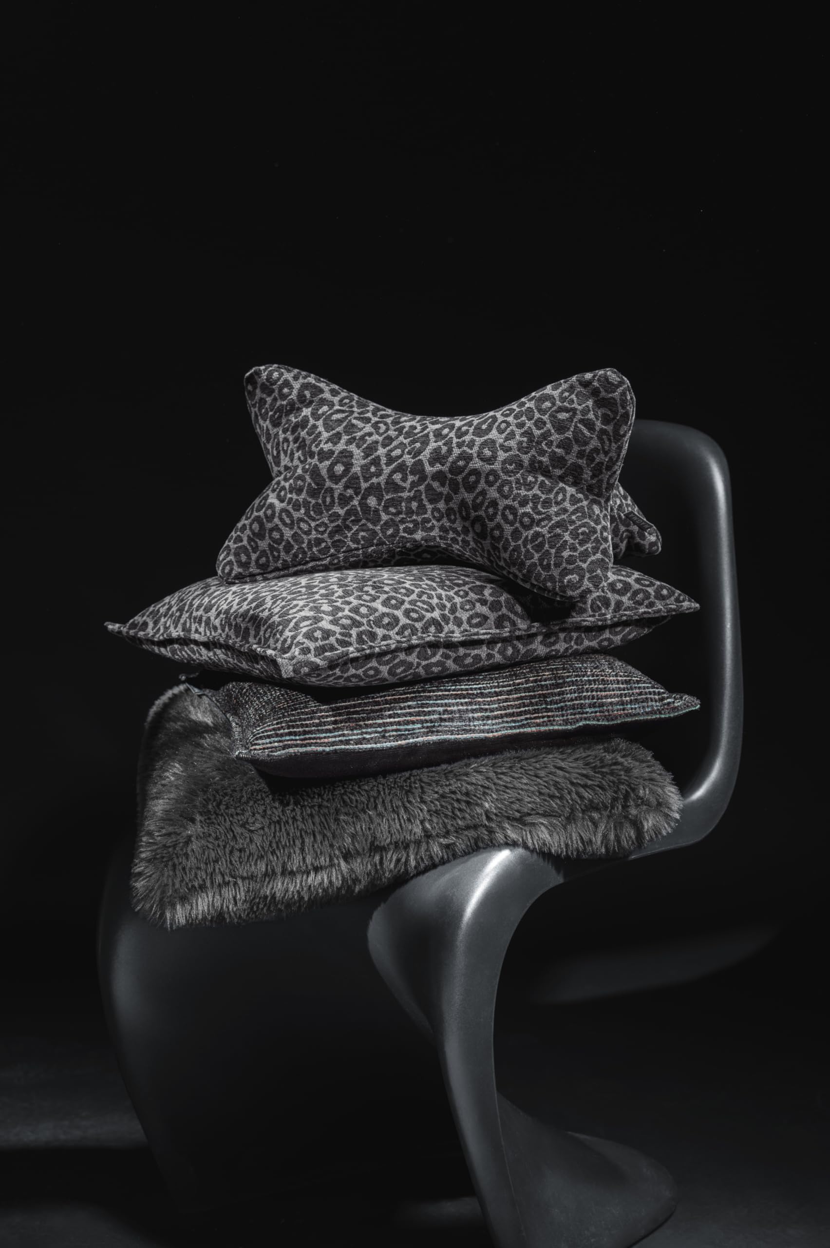 MAGMA Leseknochen | BAO | Leopardenmuster | Nackenkissen | ca. 42x22x22 cm | Polyesterfüllung | Fellimitat | Made in Germany (Anthrazit)