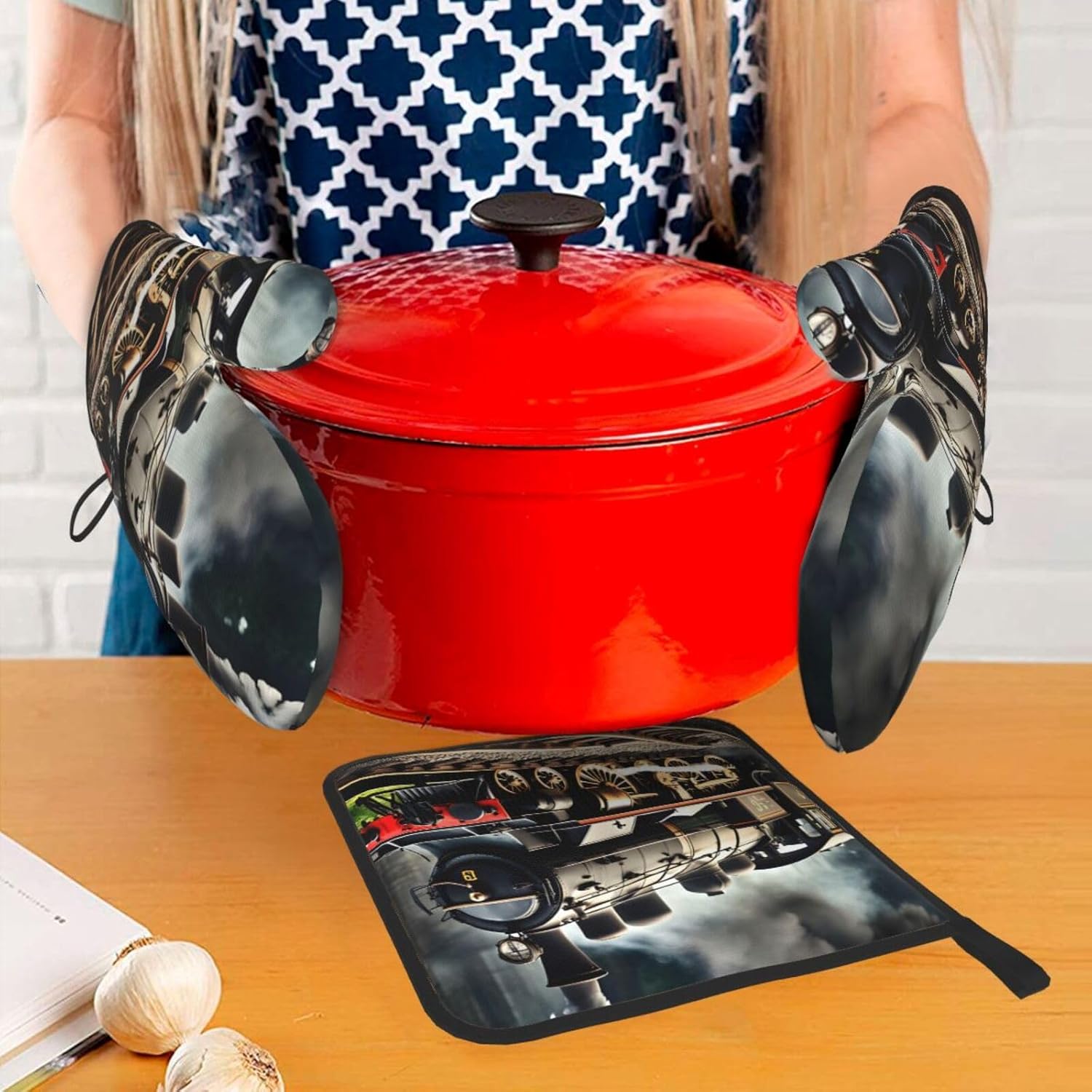 Steam Locomotive Train Print Heat Resistant Microwave Gloves, Used for Baking, Cooking, and Fashion Kitchen Essentials