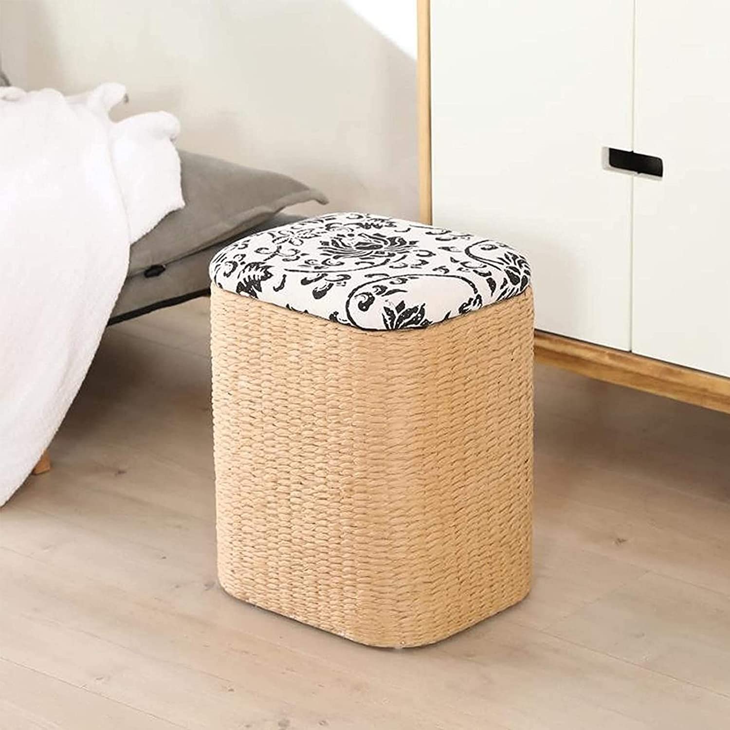 Pouf de rangement en paille pour cacher le désordre du salon