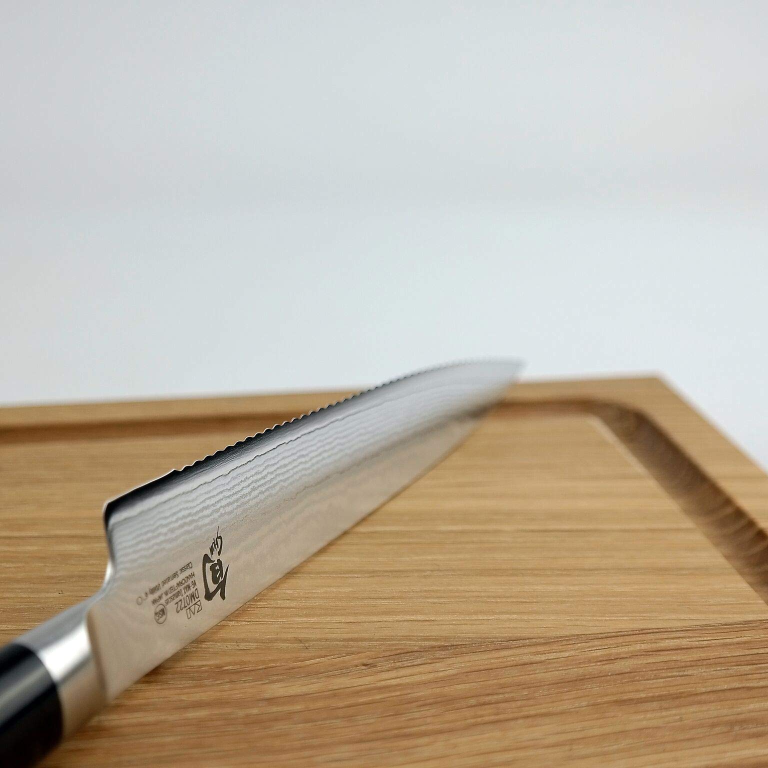 Kai Shun DM-0722 Couteau à tomates à tranchant ondulé japonais Lame 15 cm + Planche à découper Kai en chêne massif 30 x 22 cm