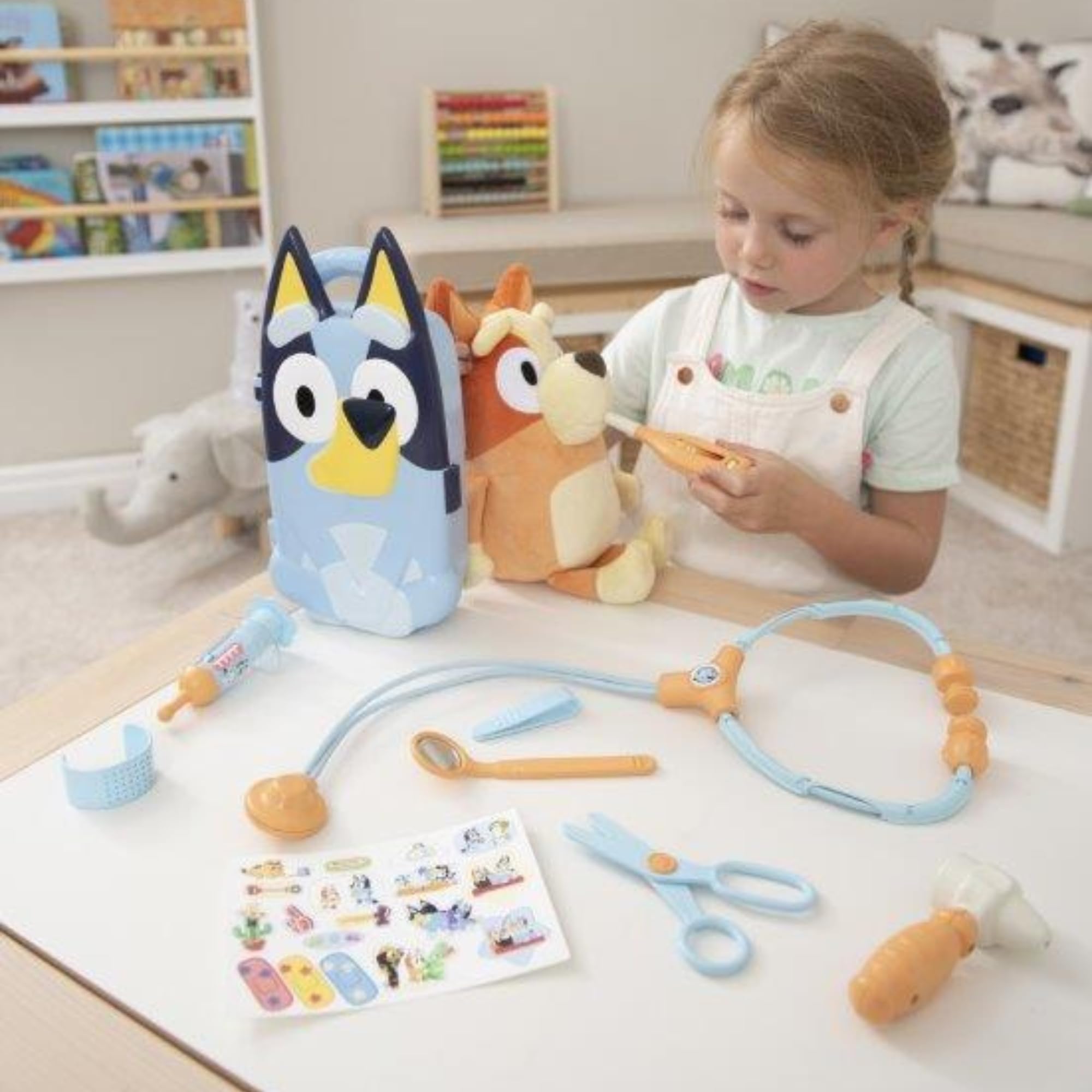 HTI Bluey's Medic Case | Comprend plus de 10 accessoires avec étui de transport | Kit médical d'urgence pour enfants | Jouets éducatifs pour jeux de rôle | 3+