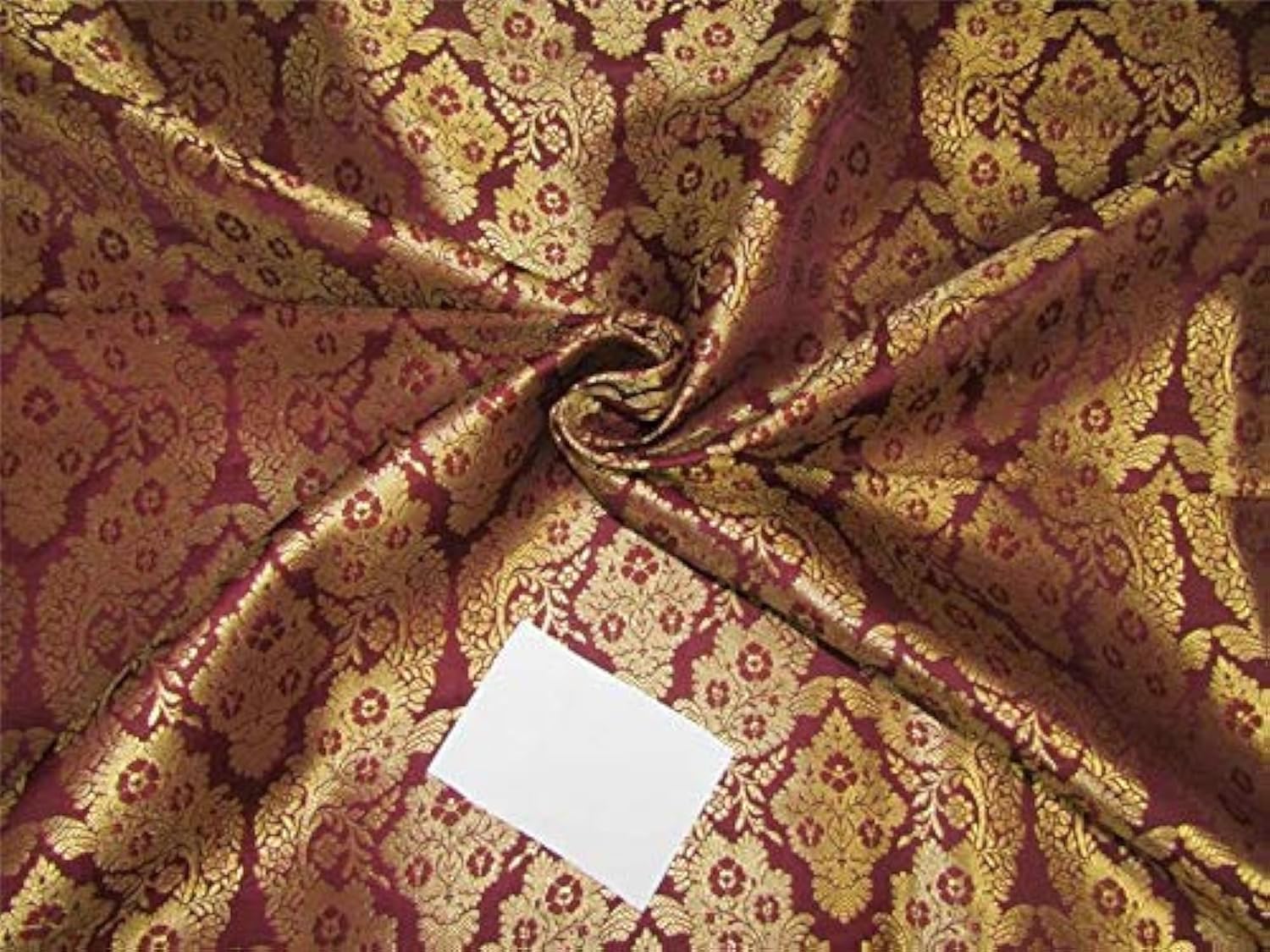 Brocade tissu bordeaux rigide pour réussir vos structures de robes