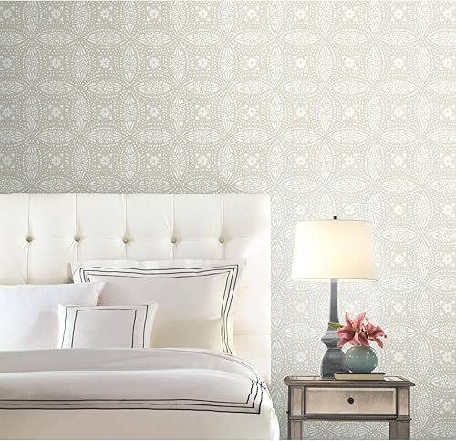 Miniatura 7 de Roommates RMK12173WP Papel tapiz superpuesto de medallones de color topo