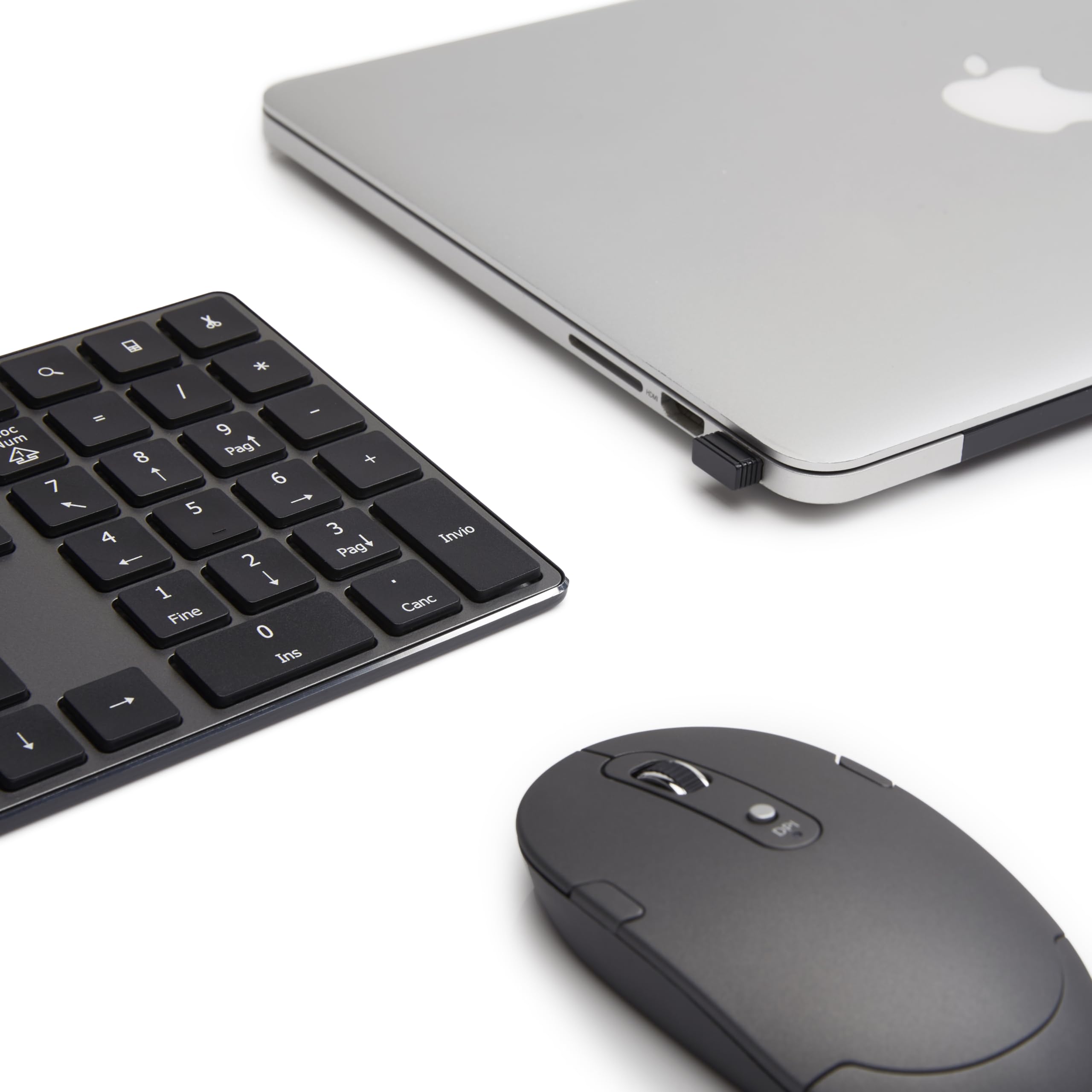 Amazon Basics mouse wireless ricaricabili, tastiera full size ultrasottile e silenziosa con tastierino numerico, Nero