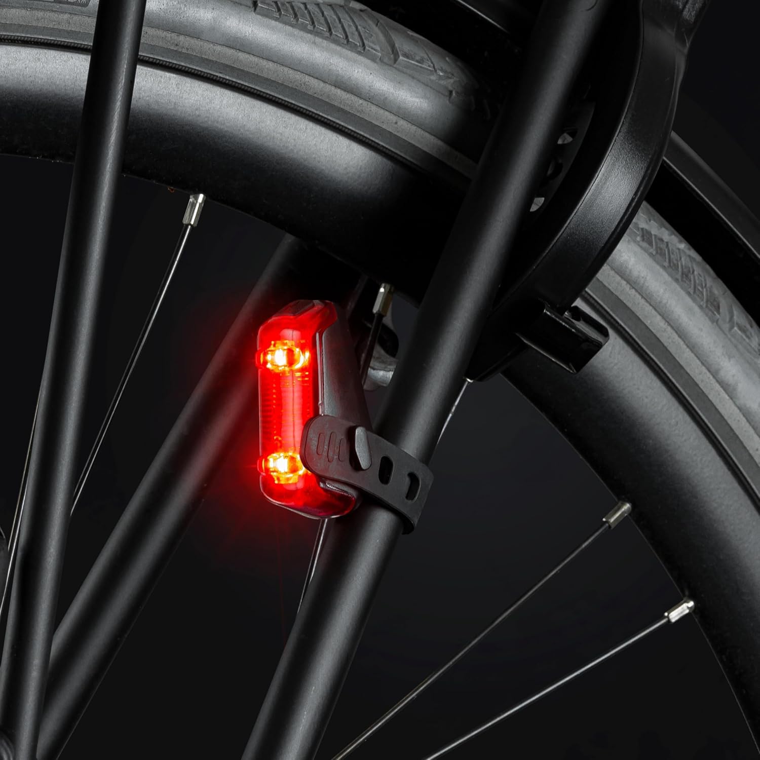 AXA Fahrradlicht Set Dwn 50 Lux – USB Aufladbar – Batterieanzeige – Bremslichtfunktion – StVZO Zugelassen