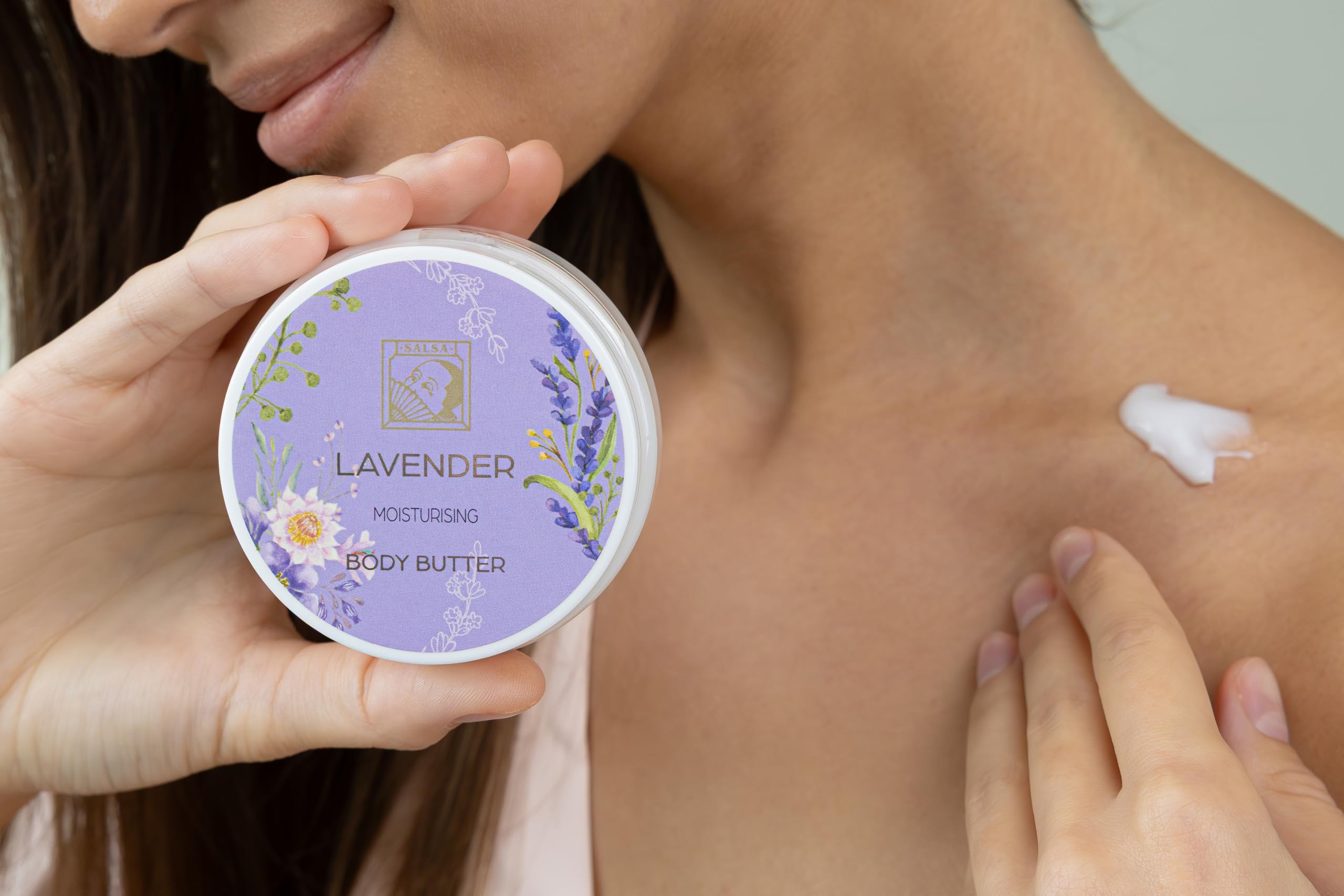 Accentra Set doccia da donna LaVENDEL in bella confezione regalo – Set di 4 pezzi con gel doccia, lozione per il corpo, burro per il corpo e spugna a rete – Set regalo per San Valentino e festa della
