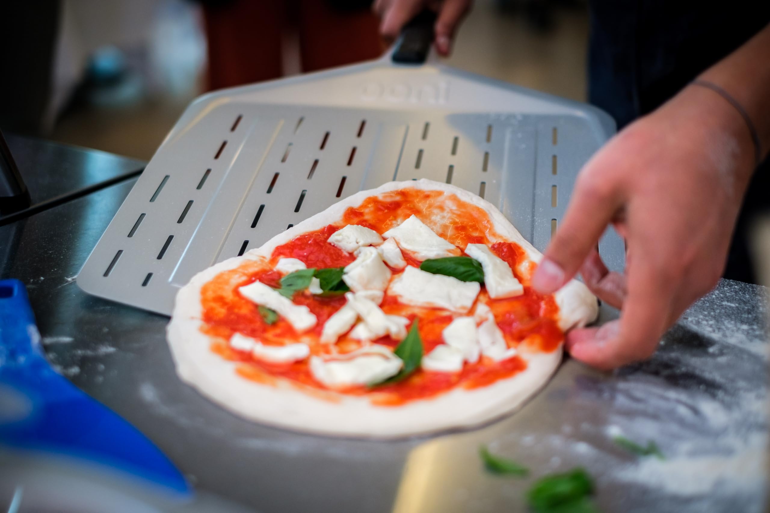 Ooni perforierte Pizzaschaufel 30 cm – Aluminium-Pizzaschieber mit langem Griff – Pizzaschaufel zum Schieben, Wenden und Herausnehmen von Pizzen Zubehör