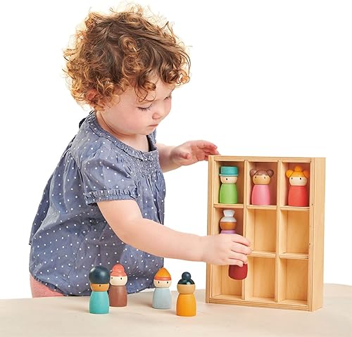 Miniatura 5 de Tender Leaf Toys - Hotel de los Folk Feliz - 9 Piezas Muñecos de Clavija de Diversidad de Madera, Juegos de Final Abierto - Juego de Figuras de