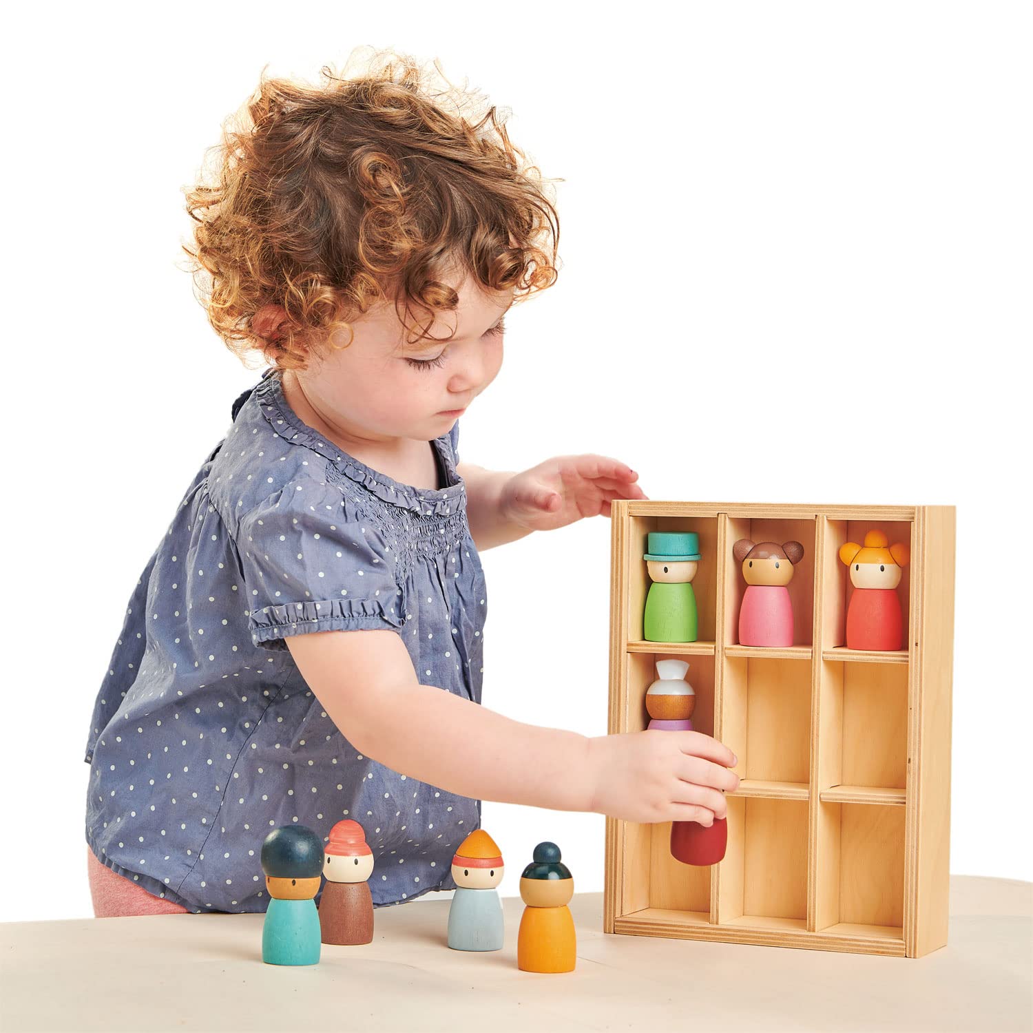 Happy Folk Hotel - 9 muñecas de madera con clavijas de diversidad de juguetes abiertos - Montessori People Figures Play Set - Edad 3+ 5