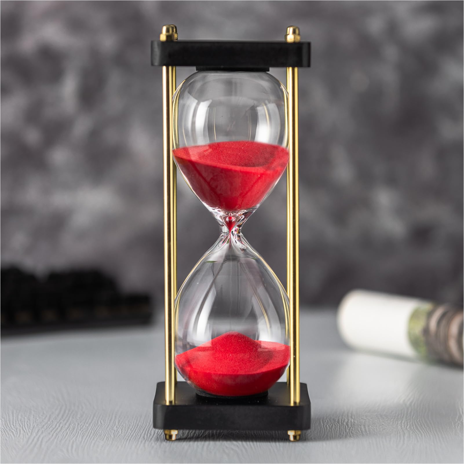Temporizador de reloj de arena de 60 minutos con pilares dorados, base de madera negra, temporizador decorativo de arena (arena roja, tamaño grande)