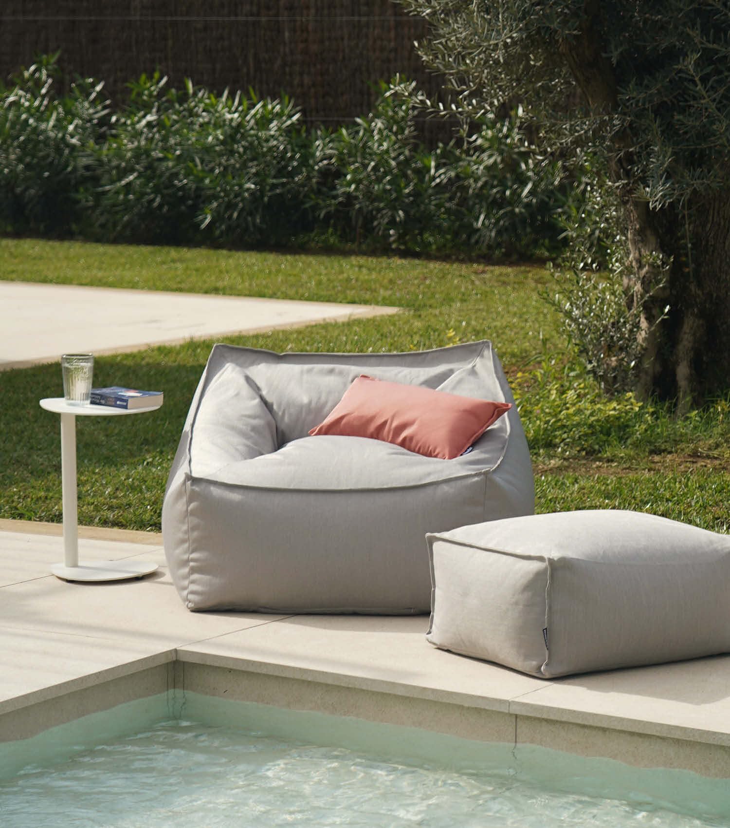 mokebo Gartensessel mit Hocker & Schutzhülle 'Der Sunnyboy' Made in Germany, Outdoor Sitzsack, Bean Bag mit Füllung, als Liegekissen, Gartenliege, Relaxliege, Bodenkissen oder Liege in Lichtgrau