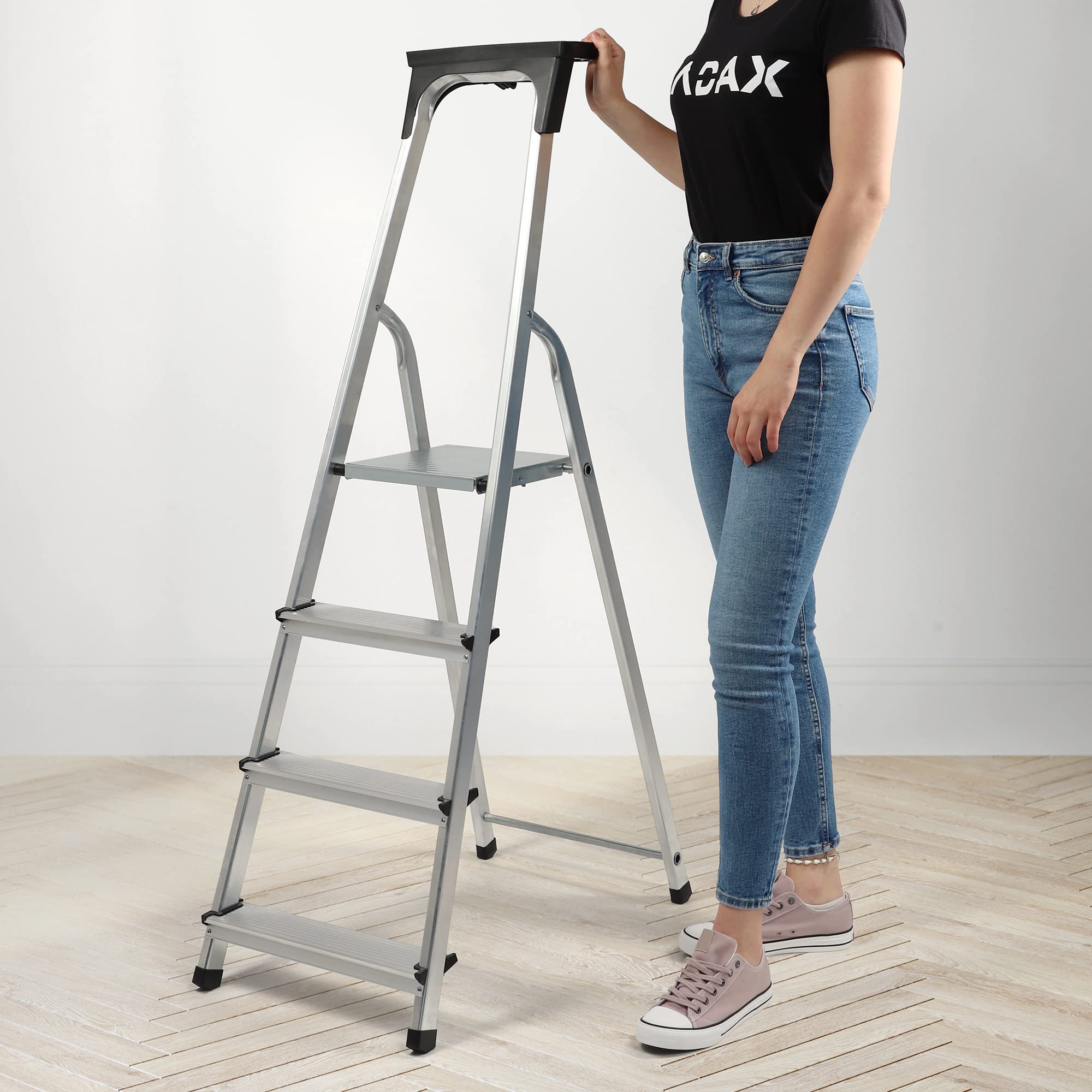 KADAX Escalera de Aluminio con 4 Peldaños Antideslizantes, Capacidad de Carga de 125 kg, Soporte para Herramientas y Diseño Plegable para Uso Doméstico