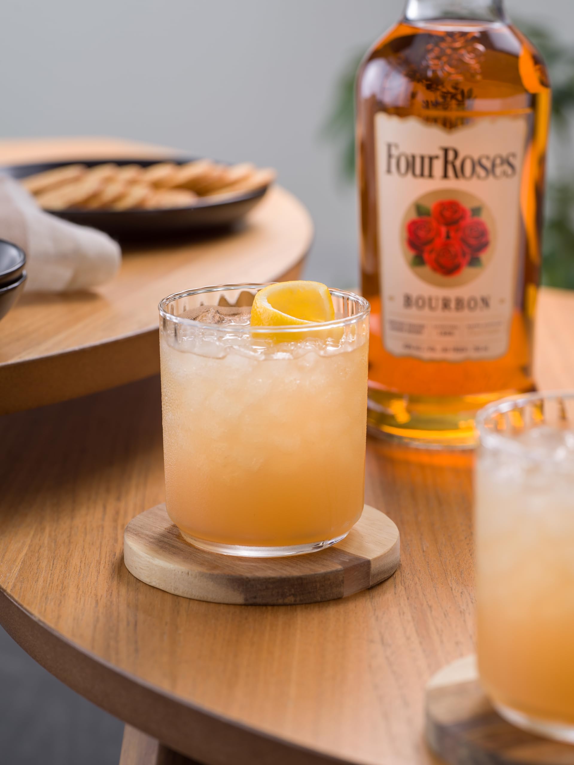 Four Roses Kentucky Straight Bourbon Whiskey – Sanfte Komposition aus 10 verschiedenen Whiskeys – Bourbon mit fruchtig-süßem Geschmack – 1 x 1 l