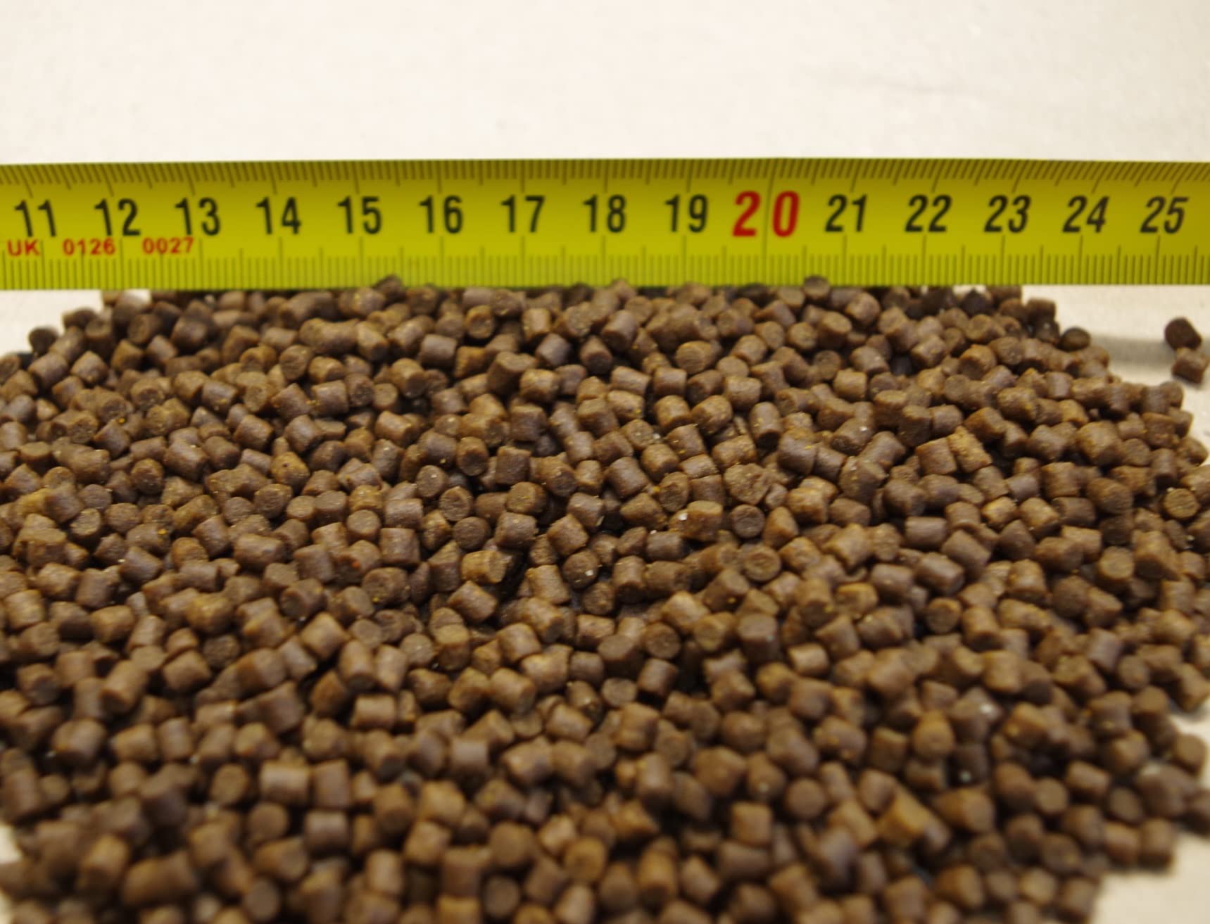 Mangime in pellet per pesci d'acqua dolce affondante da 3 mm in sacco da 25 kg ideale per i pesci da compagnia ma da usare anche per la pesca sportiva