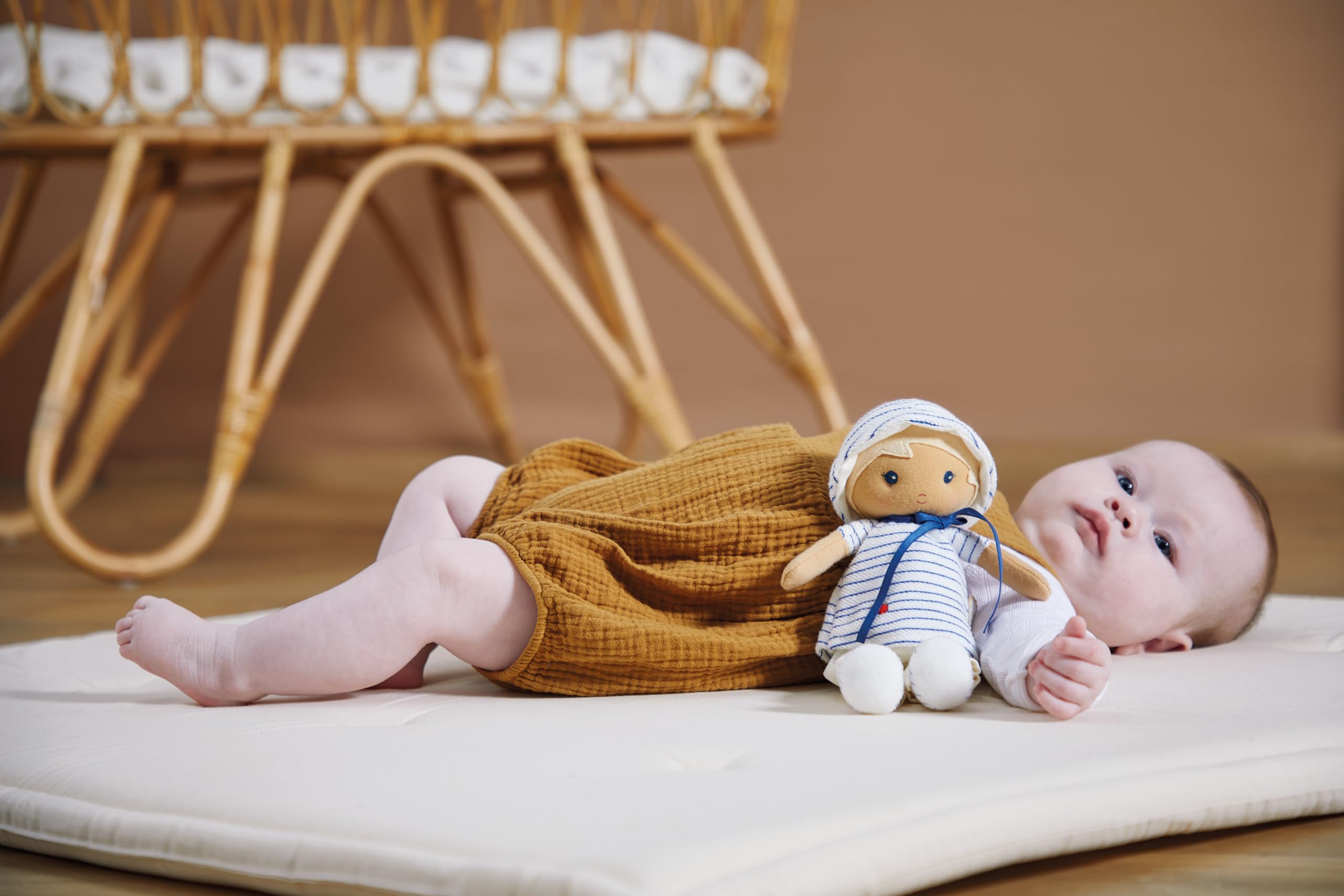 KALOO - Tendresse - Mi Primera Muñeca de Tela Eli - Muñeca de Trapo 25 cm - Camiseta Marinera - Bonita Caja de Regalo - Cinta Personalizable - Desde el Nacimiento, K200012