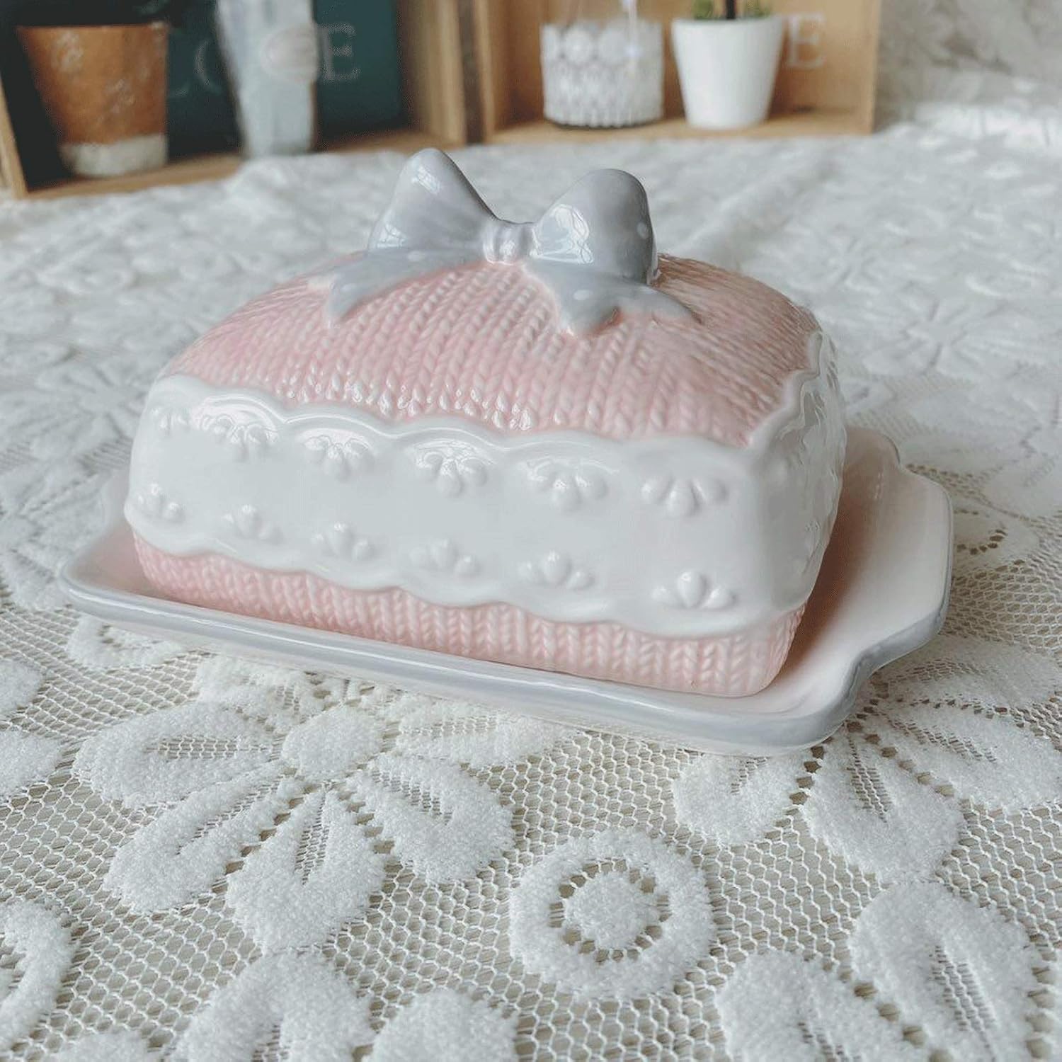 Butter Dishes Pink Butter Dish with Lid Creative Ceramic Butter Holder with Handle Hand-painted Butter Dish for Hotel Restaurant Family Butter Container