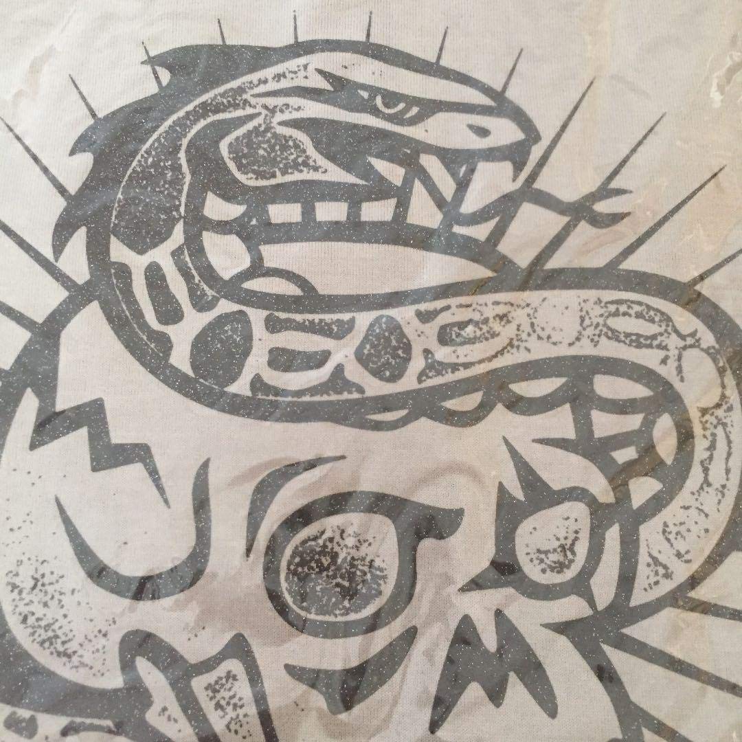 ポルノグラフィティ TOUR Tシャツ オフィシャルグッズにはLIVEの定番アイテムである、Tシャツやタオルに