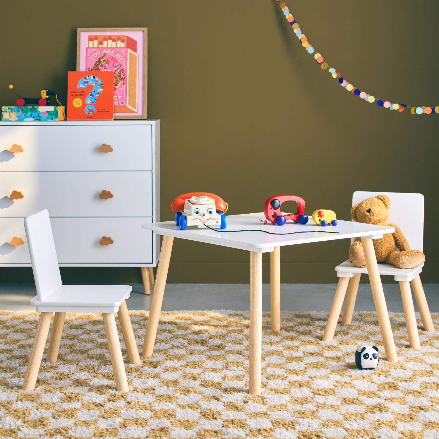 sweeek - Table carrée Enfant avec 2 chaises. Pieds en pin. Blanc