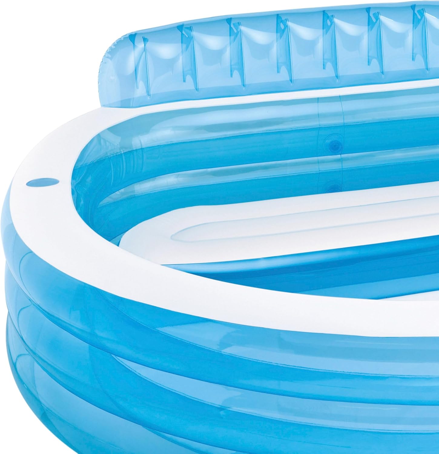 Piscina hinchable grande con niños sentados en el respaldo azul