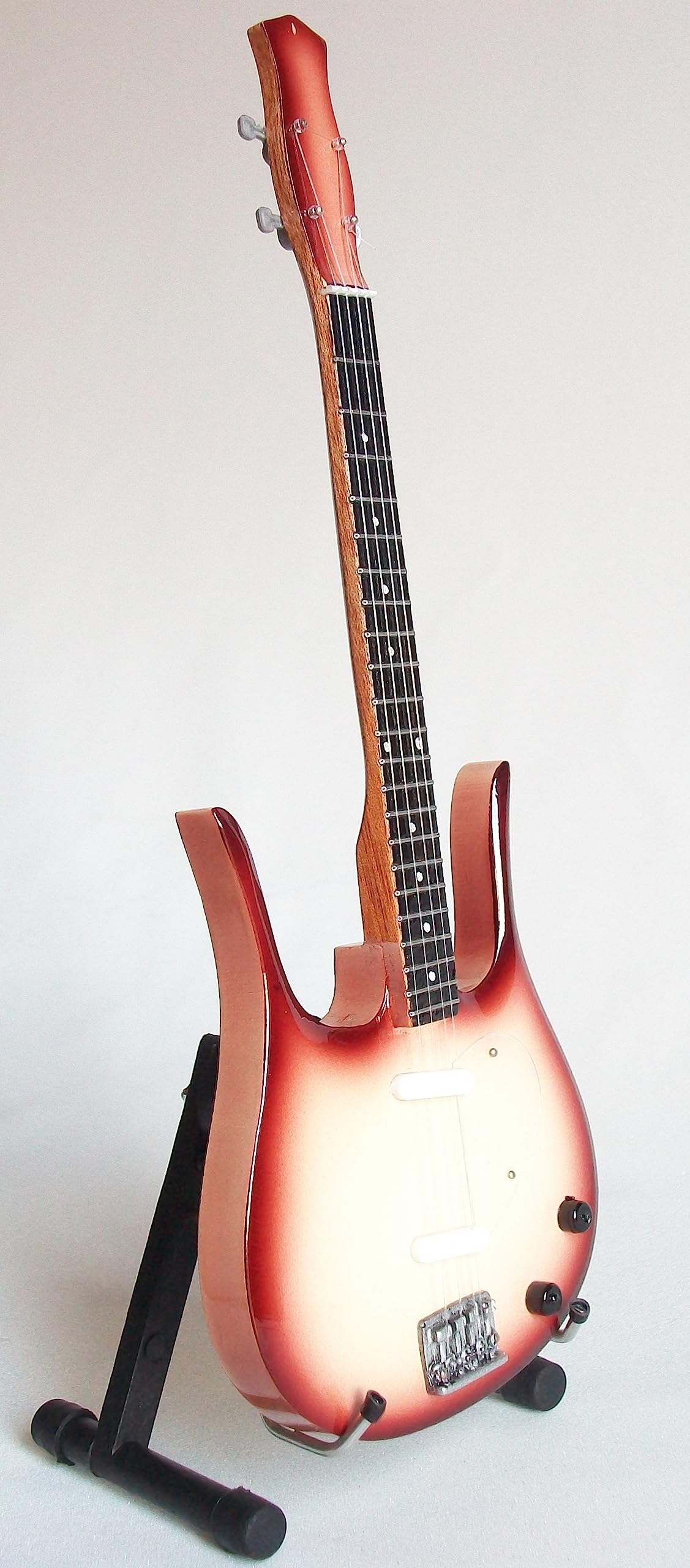 Guitare basse miniature Lyre danelectro - Victoria de Angelis de Maneskin