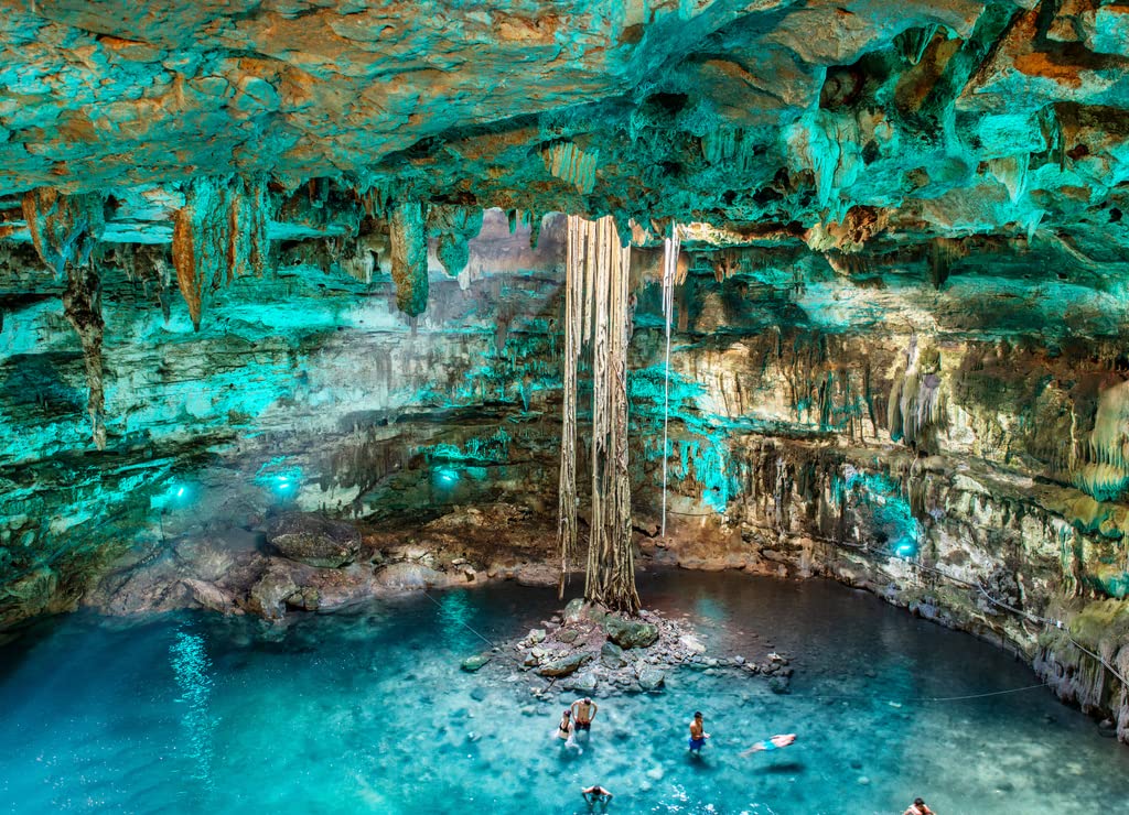 Así Son Los Cenotes Vírgenes En La Península De Yucatán. El Sol Refleja