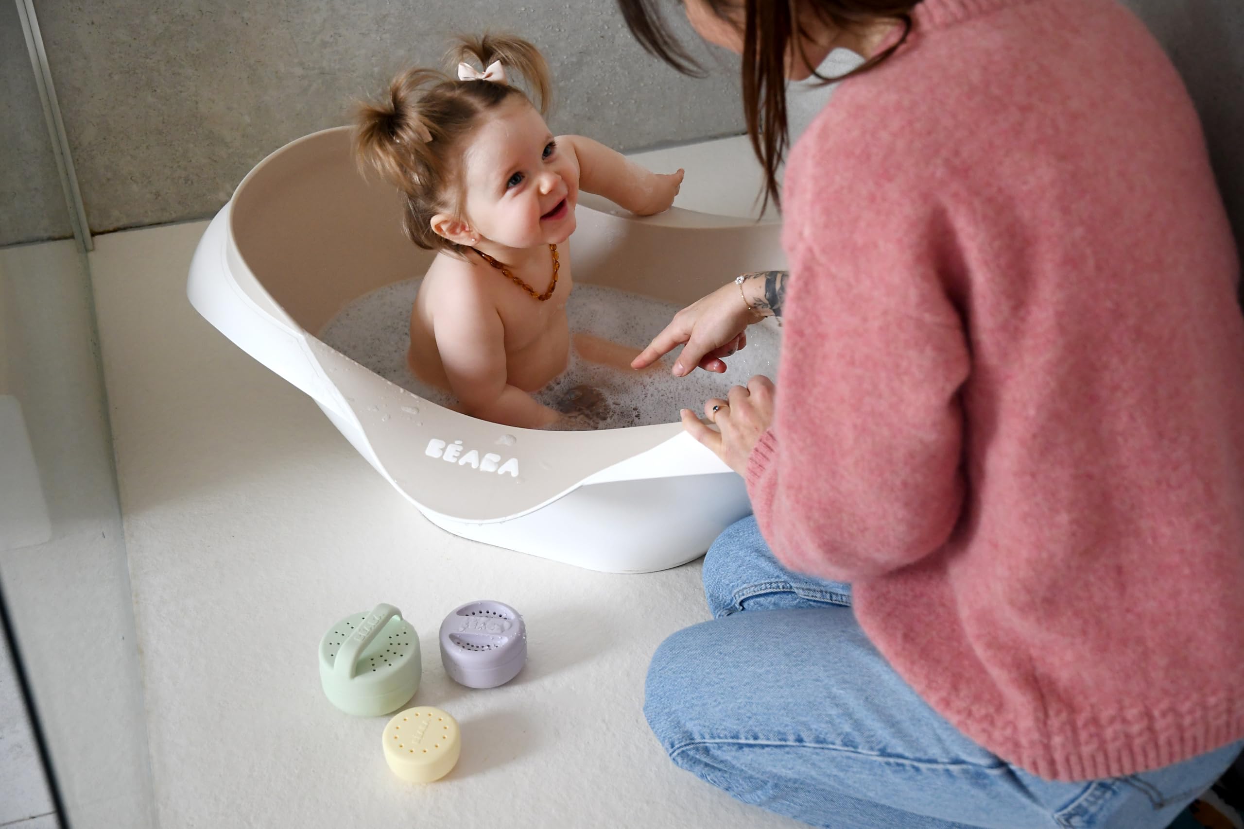 BÉABA, Bañera para Bebé, Antideslizante y Confort, Made in France, Material Suave y Flexible, Multifunción, Ergonómica, Tapón de Desagüe, Camélé'O, Terreno Argilloso