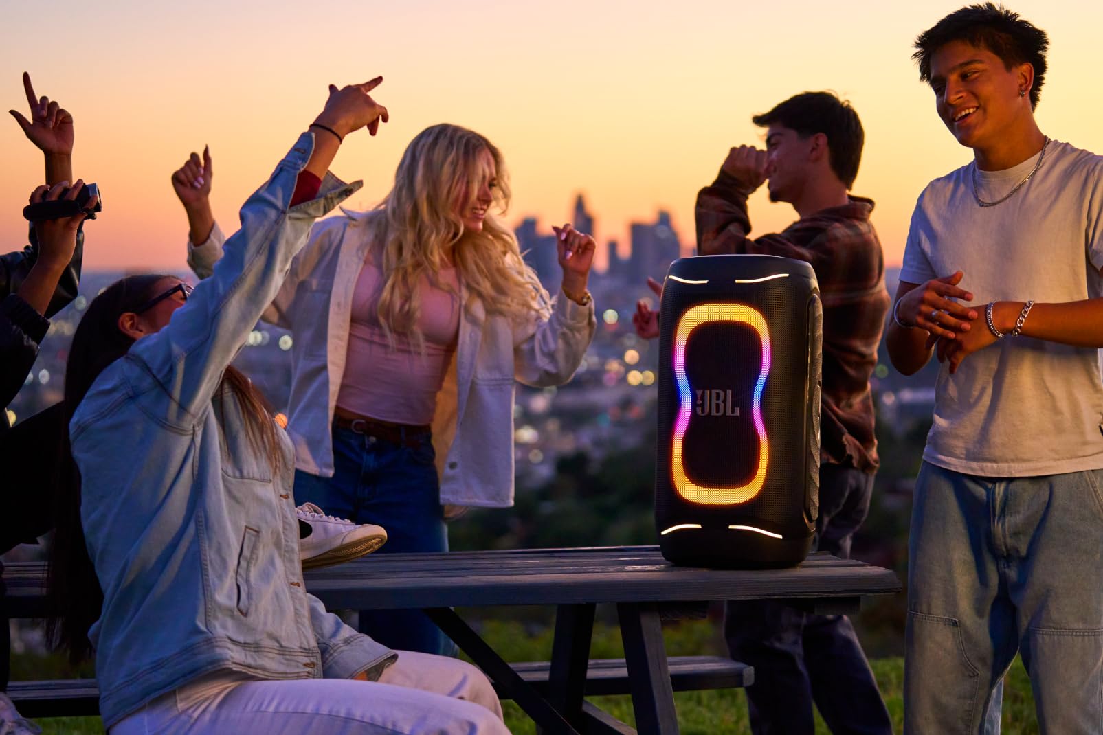 JBL PartyBox 130 Diffusore Portatile per feste con potente JBL Sound, Bluetooth, Lightshow dinamico, Design IPX4 resistente agli schizzi, fino a 15 ore di Batteria, Nero