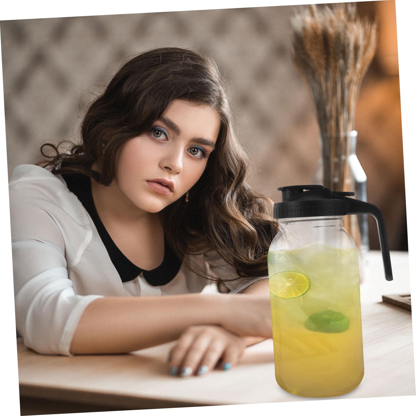 TOYANDONA Jarra de Agua Hogar de 64 Oz con Tapa y Mango, Vidrio y Pp, Capacidad Grande y Diseño Antigoteo para Agua Fría y Jugos en Interiores