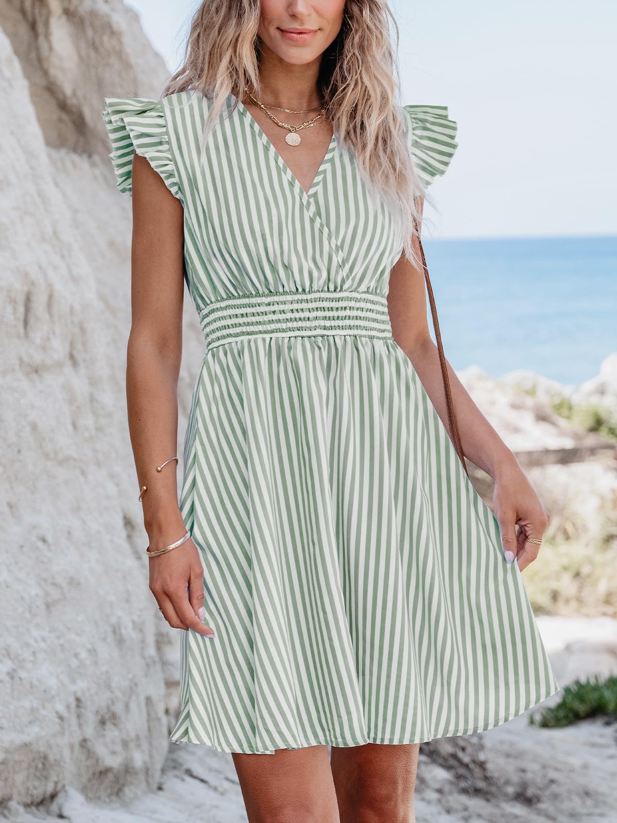 CUPSHE Damen Sommerkleid Mini mit V-Ausschnitt | Die gesmokte Taille bietet eine flexible Passform und definiert die Silhouette.