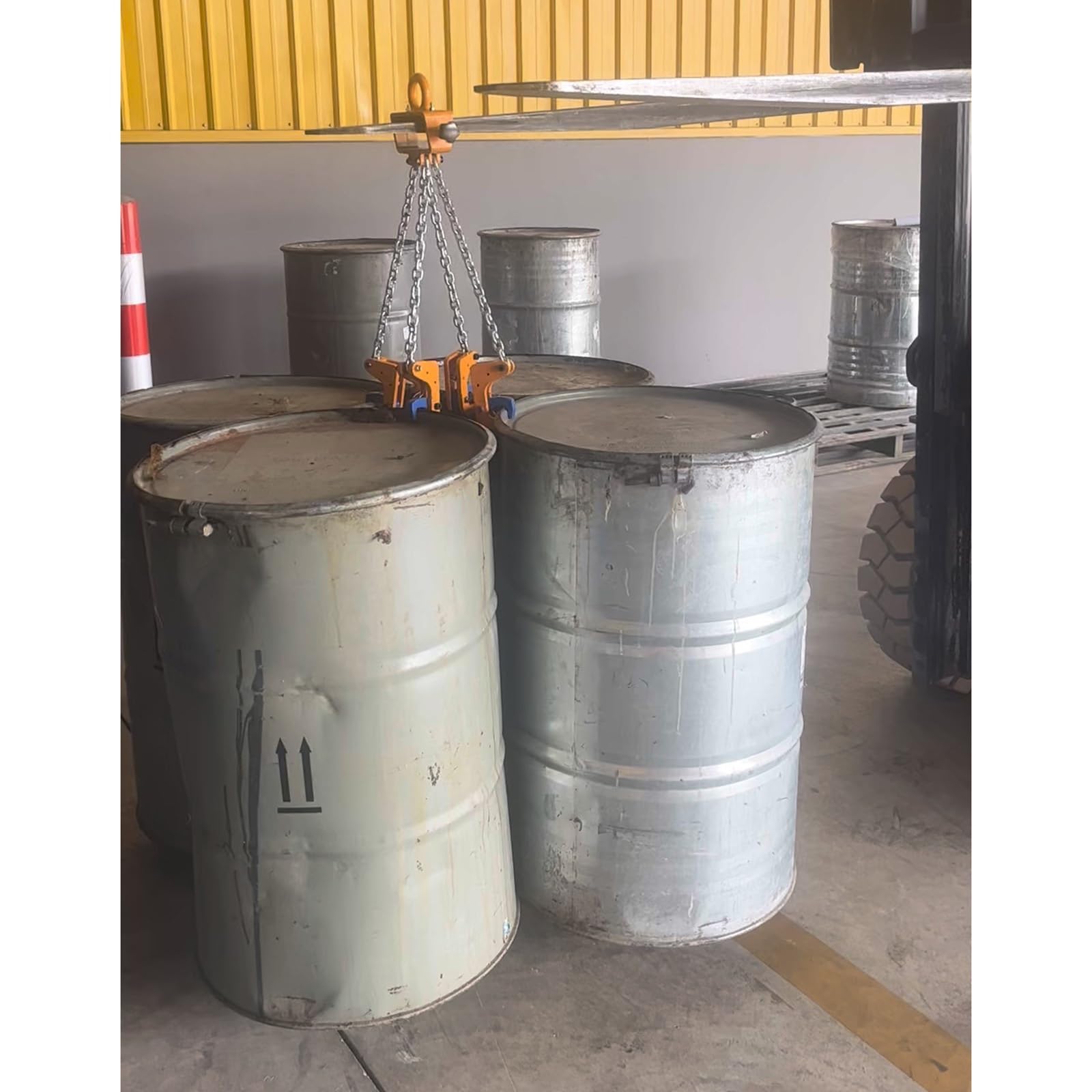 Sollevatore per fusti in metallo con gancio a catena per carrelli elevatori e gru, morsetto per barile dell'olio resistente per movimentazione e sollevamento efficienti del tamburo