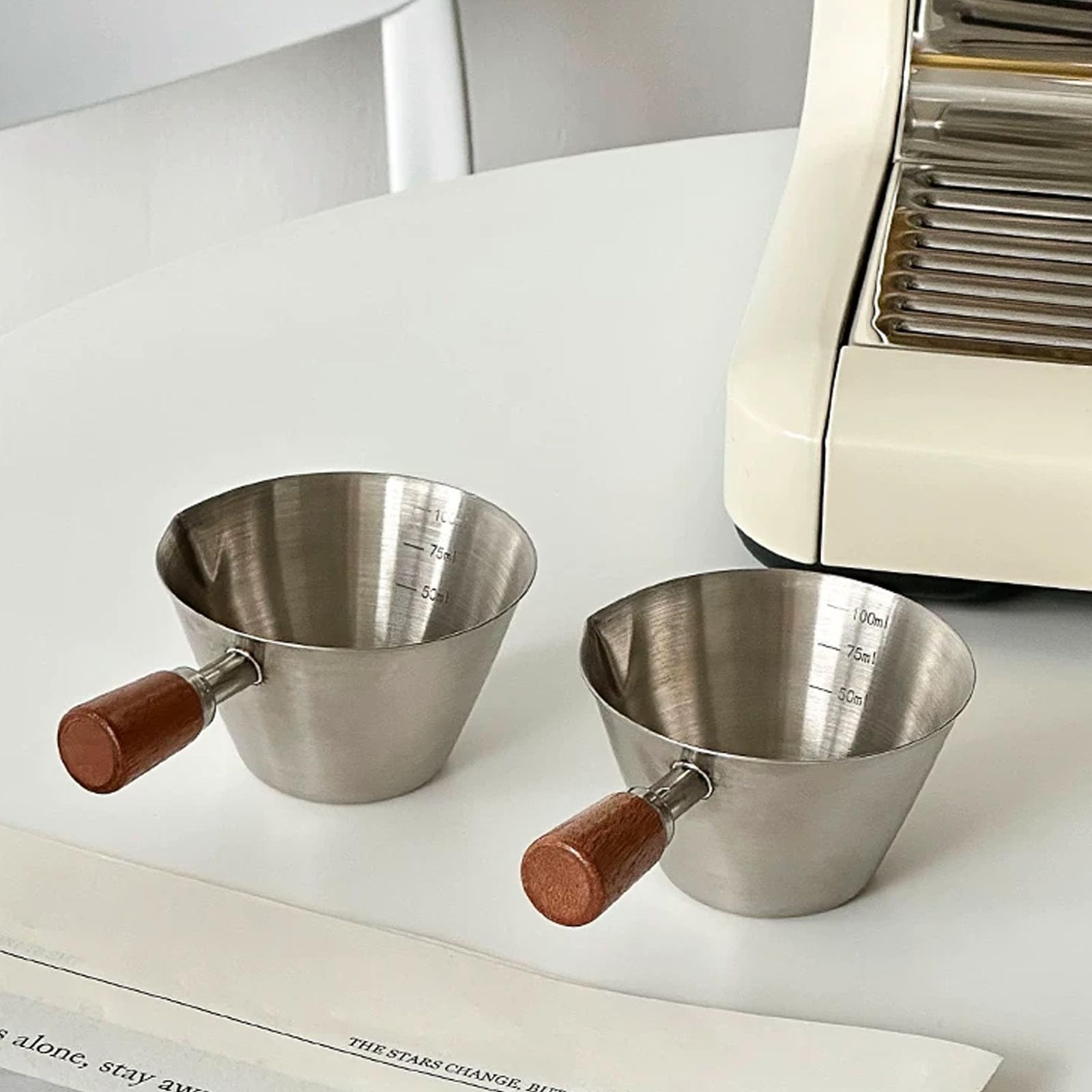 2 Stück Espresso Messbecher, mit Holzgriff und Abgestufter Skala (Silver) | 100 Ml Messbecher Kaffee Edelstahl, Mit v-Förmigem Ausguss Genaue Flüssigkeitsportionskontrolle Kaffee, Desserts, Cocktails