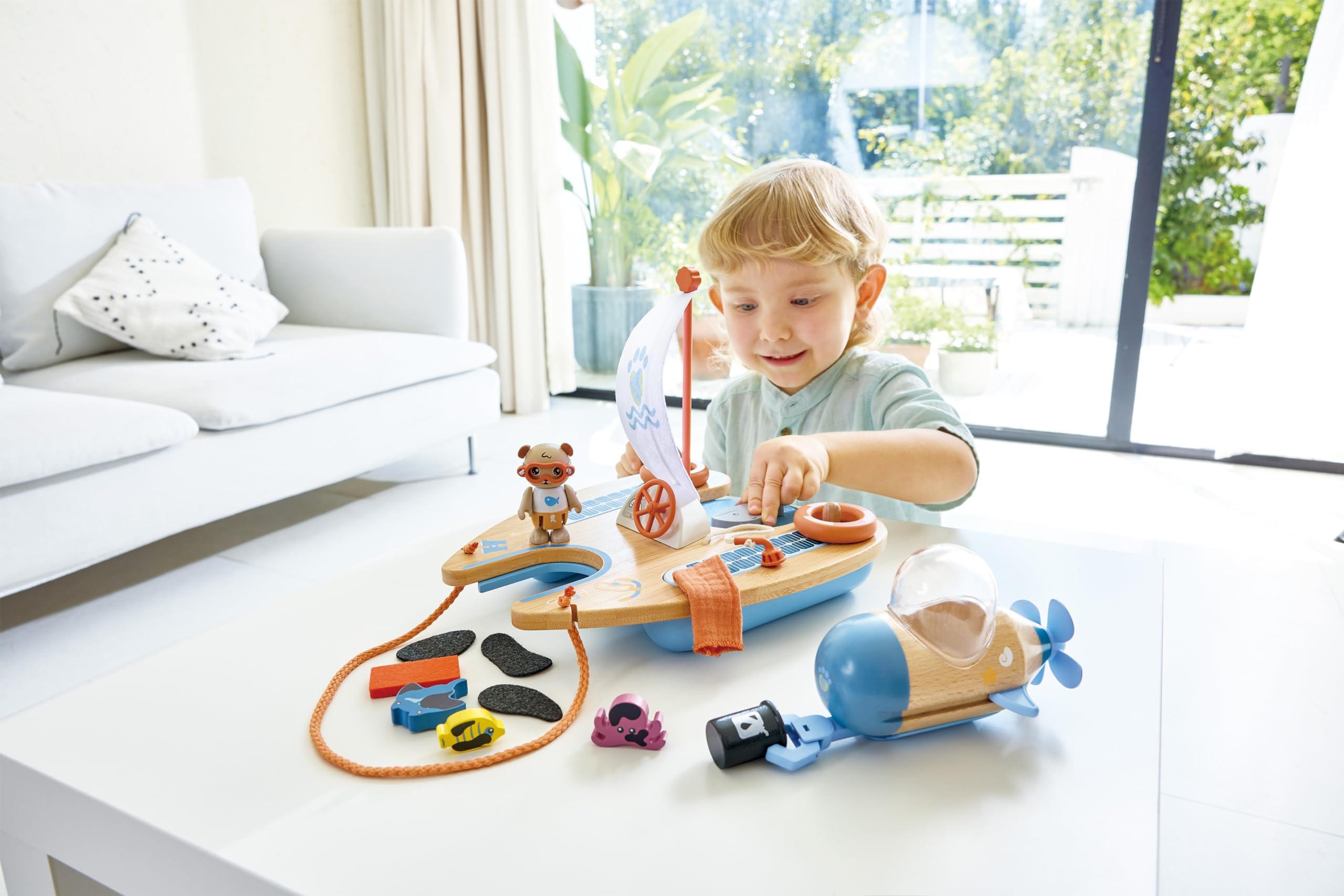 Hape Ben's Eco Catamaran - Solar-Powered Marine Conservation Playset, Roleplay for Kids Ages 3+, Mehrfarbig, Piccolo - Image 2