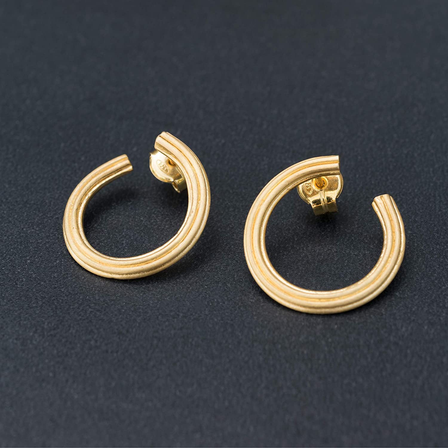 Piccoli Orecchini a Cerchio Rigati Testurizzati in Argento Sterling 925 Placcato Oro, Design Minimalista, Ipoallergenici e Senza Nichel - Fatto a mano da Emmanuela
