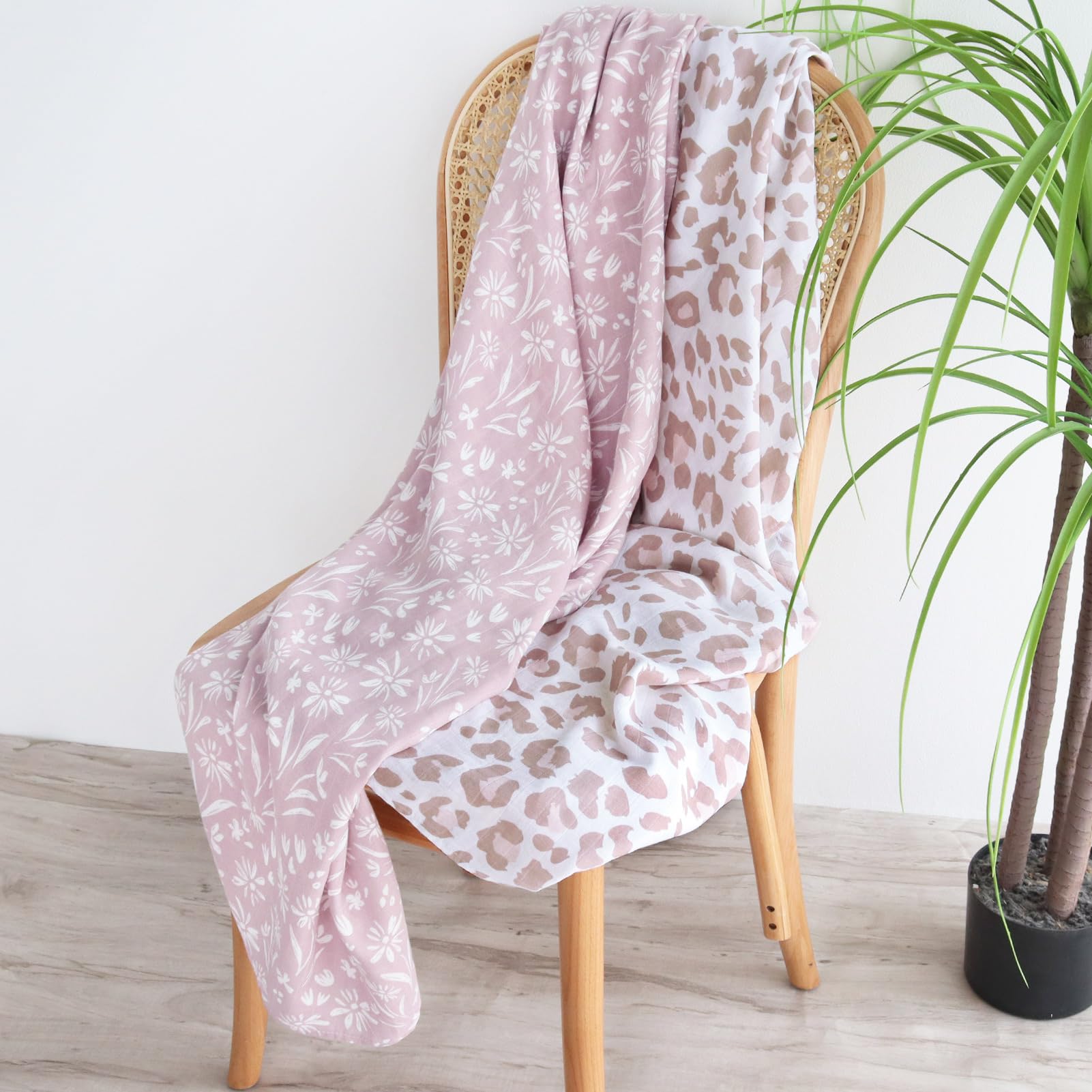 LifeTree Pacote - Coperta in mussola per neonati, 2 grandi coperte in cotone di bambù (119,4 cm x 119,4 cm), motivo floreale malva e leopardo blush