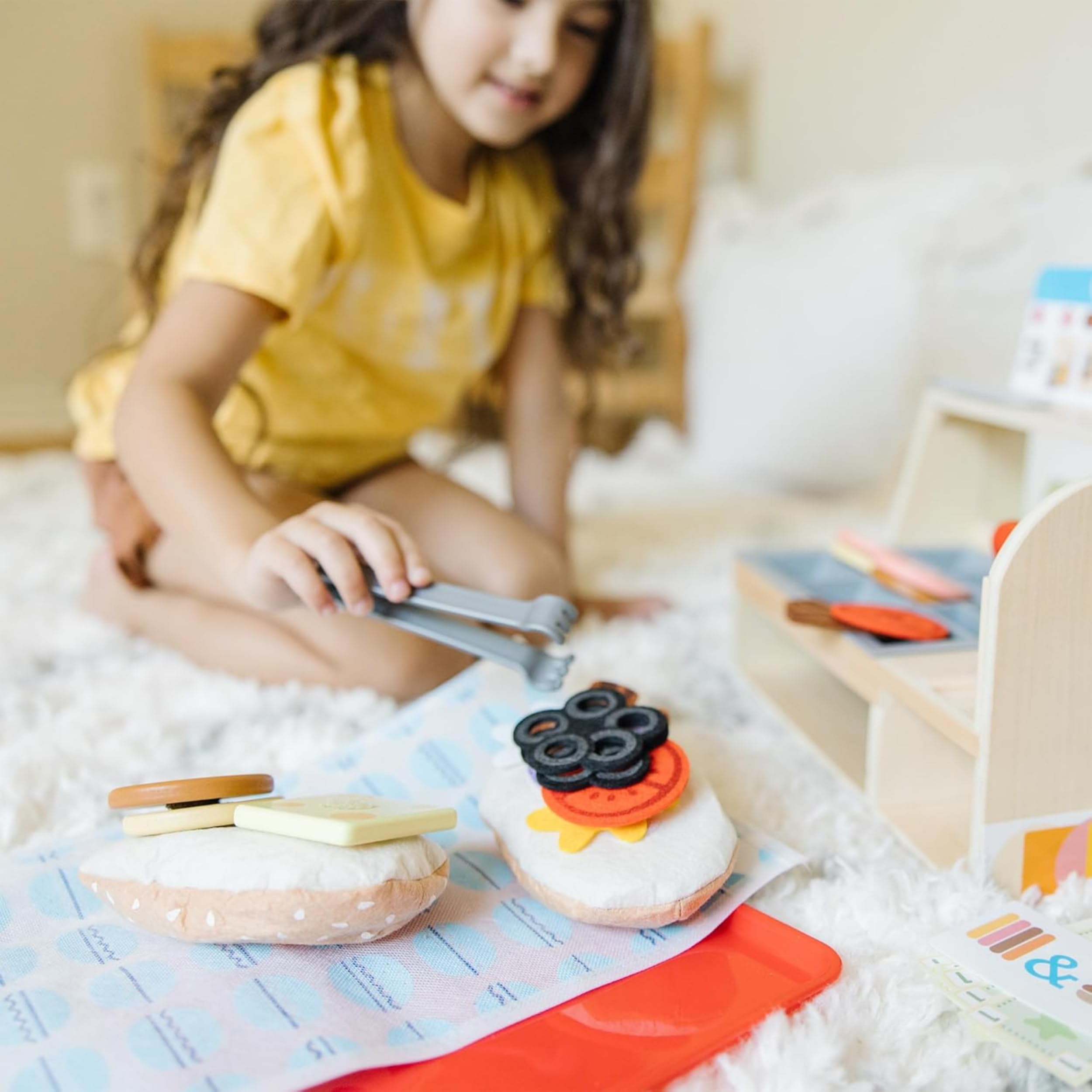 Melissa & Doug Banchetto degli Hamburger - Gioco Educativo in Legno, Cibo Giocattolo, Gioco di Imitazione Montessori, Gioco Creativo, Regalo per Bambini e Bambine, 3+ Anni - Certificati FSC