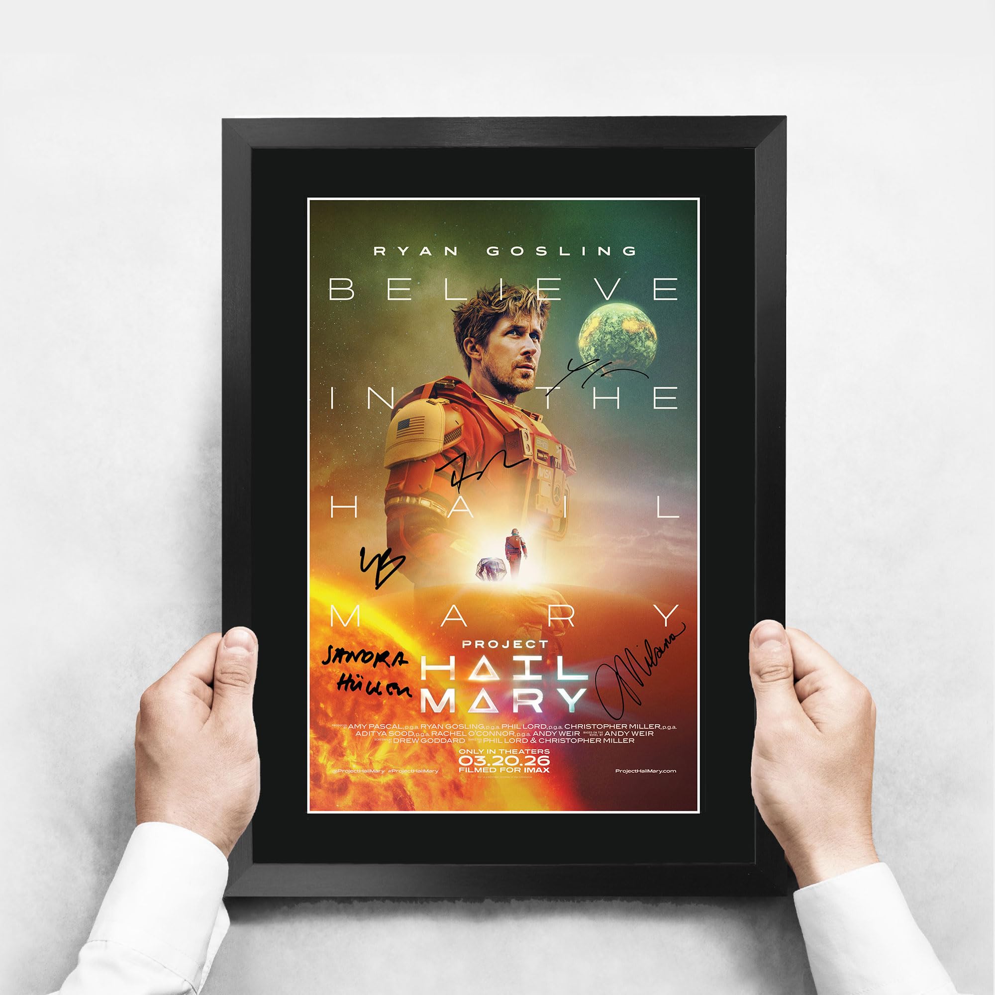 HWC Trading Project Hail Mary Geschenke Geduckter Poster Signiertes Autogramm Foto für Fans von Film Memorabilien - A3 Gerahmt (ID-006209)