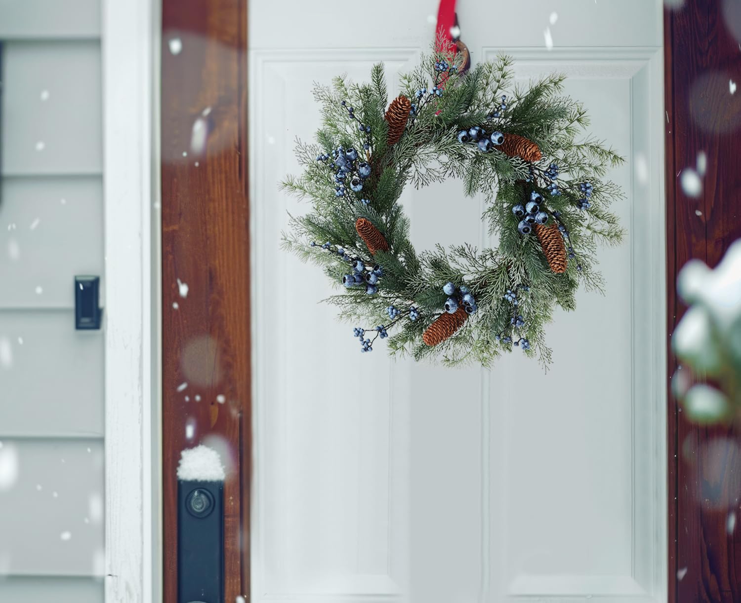 Corona de invierno de pino de bayas azules de 61 cm con cedro de ciprés Norfolk y piña, coronas de Navidad artificiales para puerta delantera, porche, pared, ventana, porche, chimenea