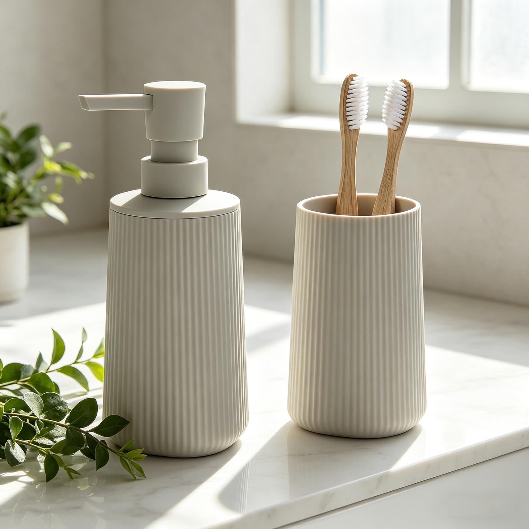 GAHEFY Juego de 2 accesorios de baño con dispensador de jabón de 250 ml y vaso para cepillo de dientes, diseño moderno de plástico ABS, para lavabo y bandeja de baño (beige)