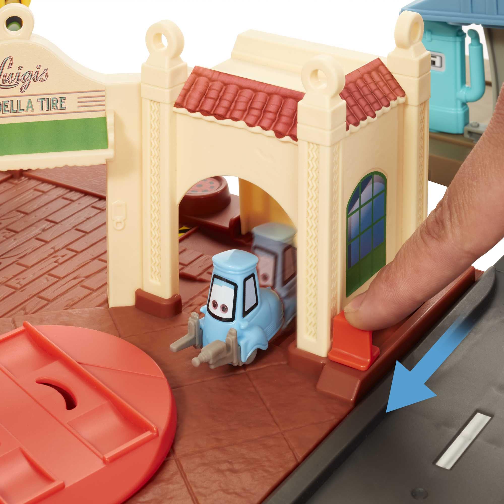 Disney Pixar Cars On The Road - Visita a Radiator Springs, playset dei luoghi del film, con 2 veicoli Saetta McQueen e Cricchetto, conto alla rovescia luminoso, giocattolo per bambini, 4+ anni, HGV68