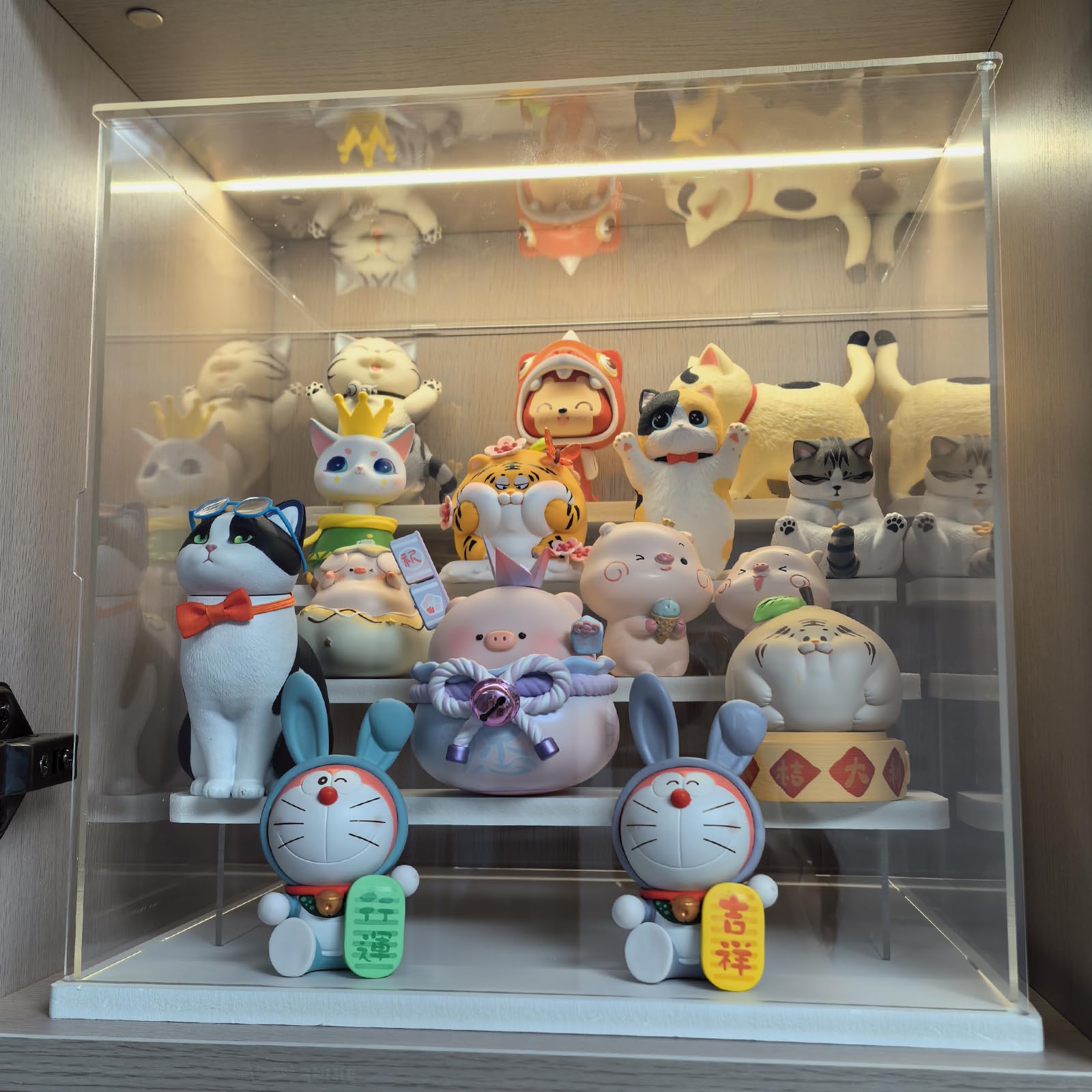 Choowin 5-stöckige transparente Acryl-Vitrine für Sammlerstücke, Minifiguren, Pop Mart, Labubu, Sonny Angel, Smiski – Montieren Sie staubdichte Acryl-Vitrine mit Tür, Ständer (weiße Basisstufe)