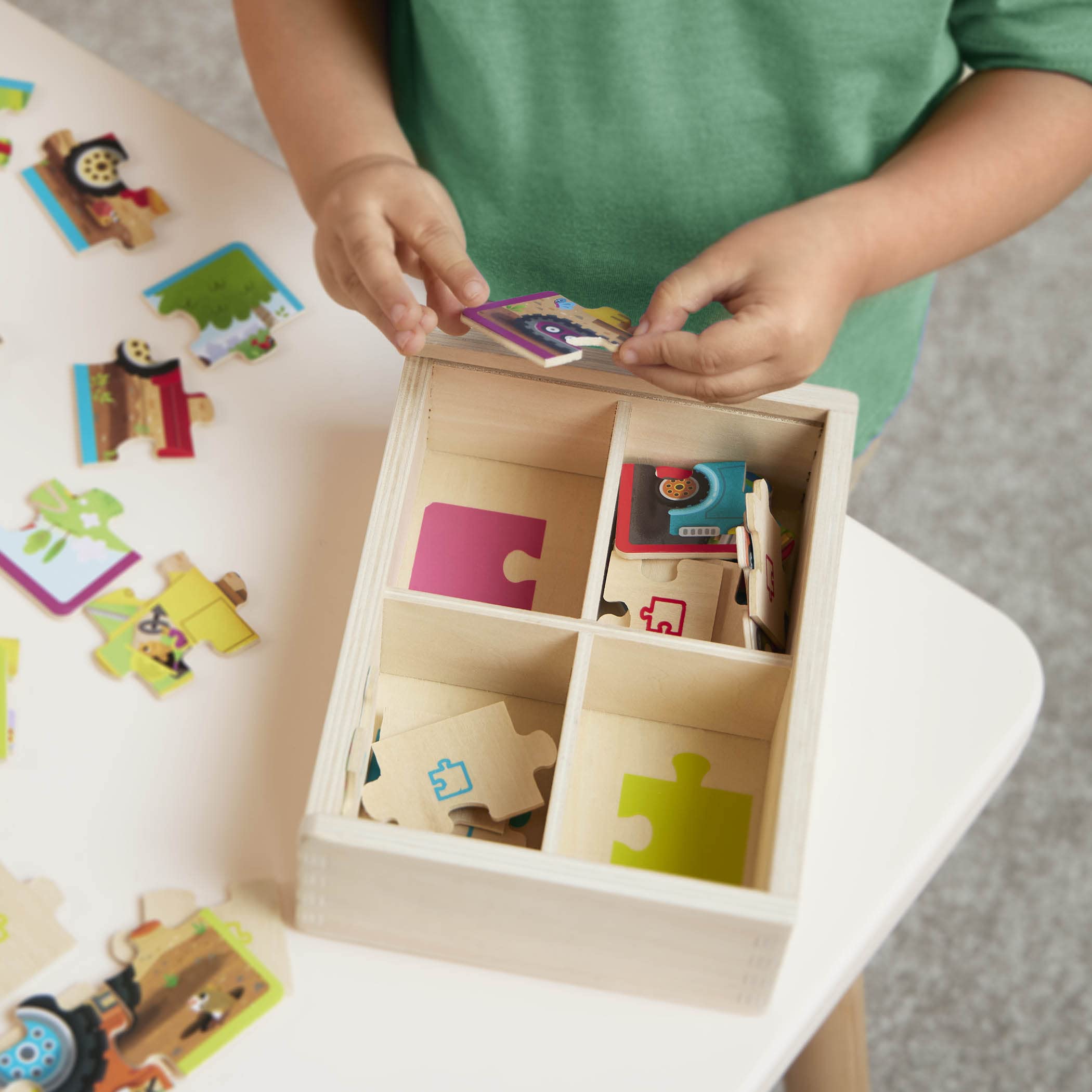 B. toys Drewniany zestaw puzzli – bagażnik samochodowy, ładowarka, koparka, wywrotka – 12 sztuk puzzli dla dzieci – od 3 lat – opakowanie puzzli – ciężarówki