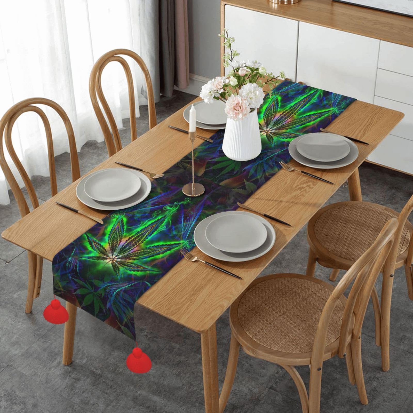 Chemin de table de salle à manger chic avec pompons et feuilles dorées