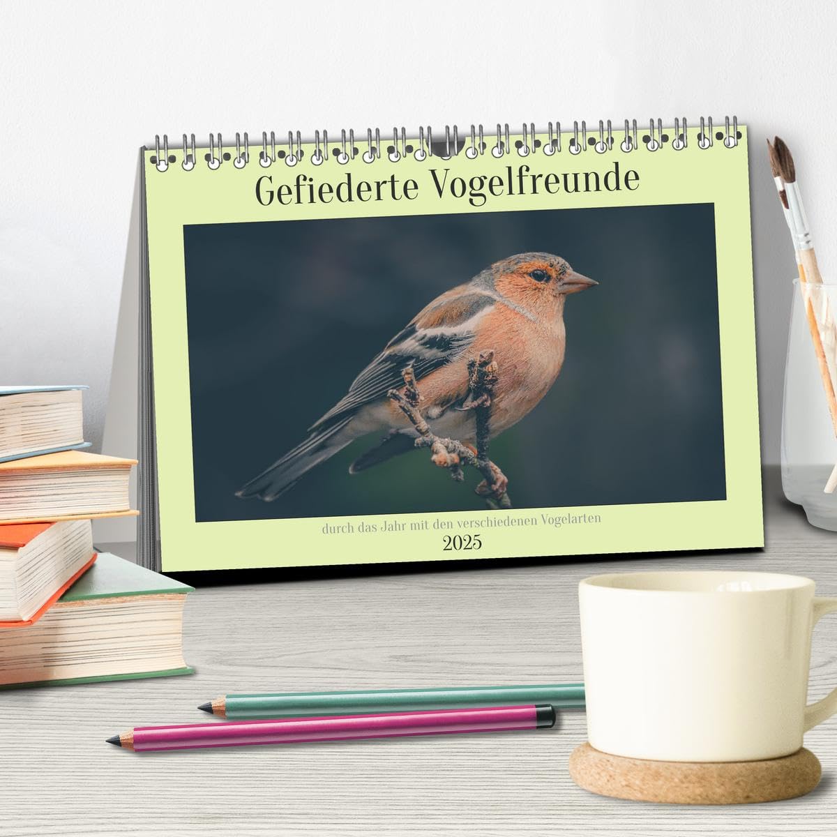 Gefiederte Vogelfreunde (Tischkalender 2025 DIN A5 quer), CALVENDO Monatskalender: Unsere heimischen Vogelarten im Porträt. (CALVENDO Tiere)