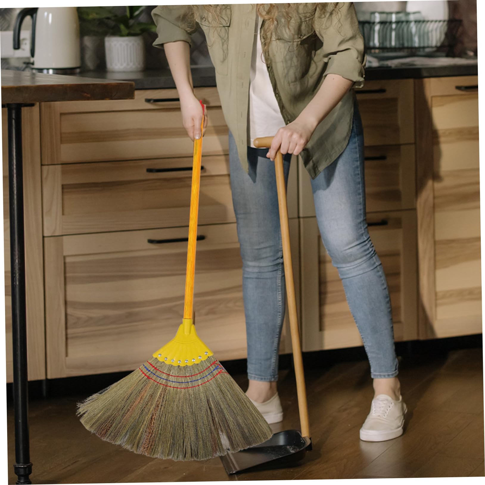 Escoba de paja hecha a mano con mango de madera desmontable, escoba de paja asiática tejida a mano con encanto vintage suave en suelos para limpieza de patio y patios