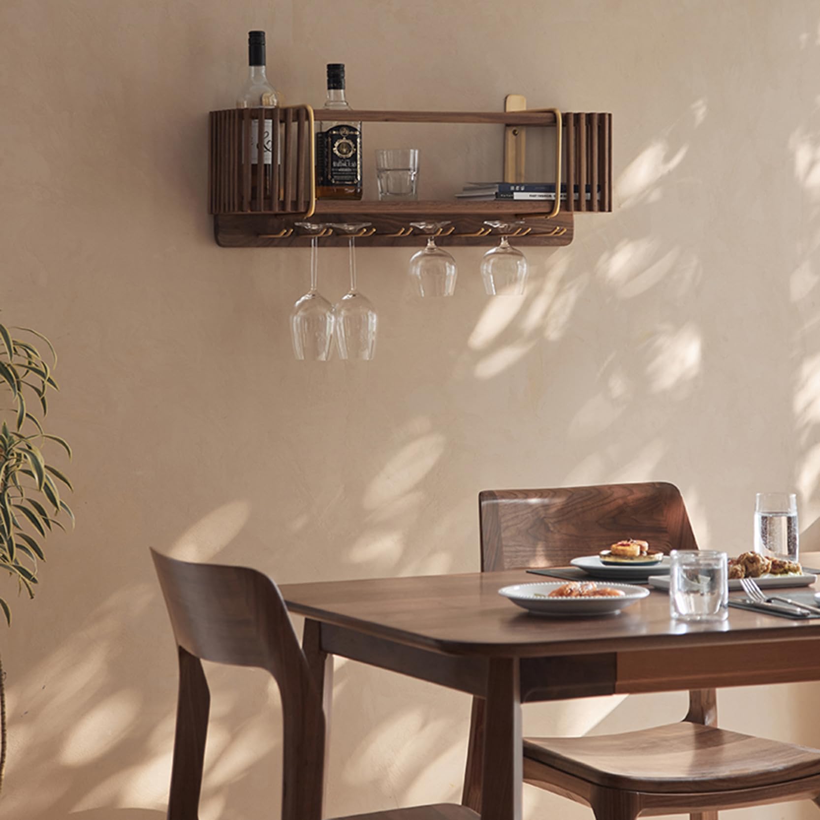 Étagère à vin murale rétro pour créer un coin bar chaleureux dans le salon