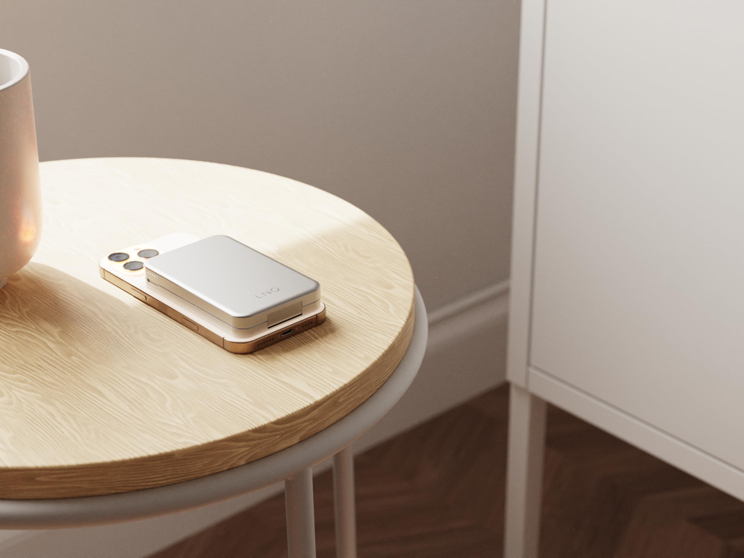 LINQ by Xtorm 3 w 1, magnetyczny bezprzewodowy bank i stojak 8000 mAh 20 W USB-C PD + wielokrotne ładowanie bezprzewodowe z recyklingu aluminium premium składany stojak do iPhone Watch AirPods srebrny