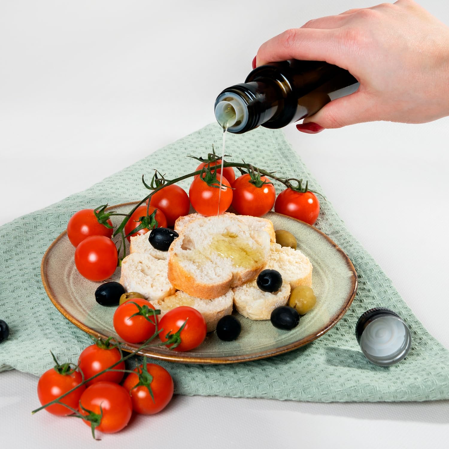 Szklana butelka Dorica 100 ml, oliwkowozielona z dozownikiem – na oliwę z oliwek, olej i produkty kosmetyczne (50x)