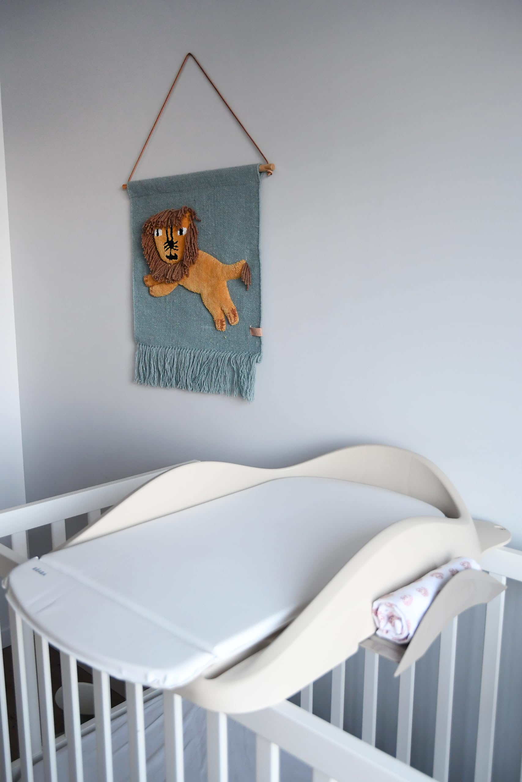BÉABA, Plan à langer Bébé, Léger, Compact, Fixation Réglable Multi Usage, Tablettes, Bord haut, Ventouse, Matelas Lavable, Camélé’O, Made in France, Argile